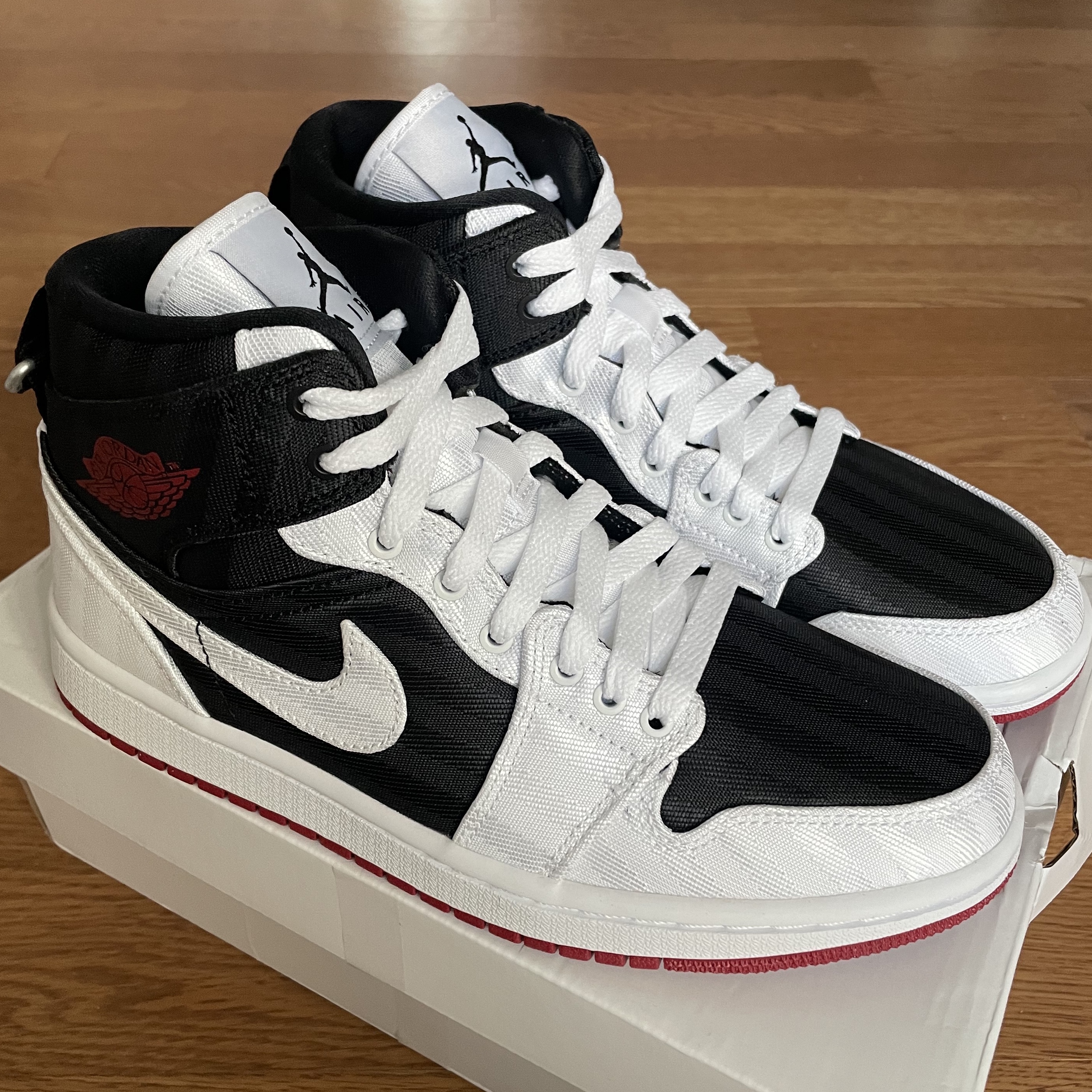 (W) Jordan 1 Mid SE Utility Panda 착용 스타일 - 1