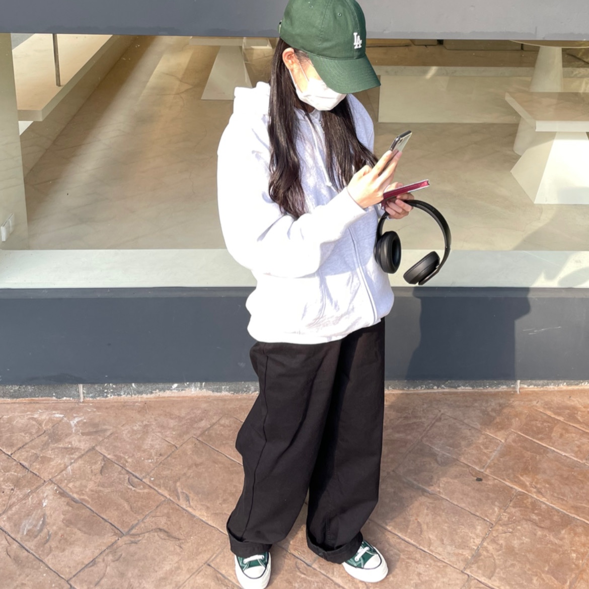 Stussy World Tour Zip Hoodie Ash Heather 2021, Converse Chuck 70 High Midnight Clover 착용 스타일 - 3
