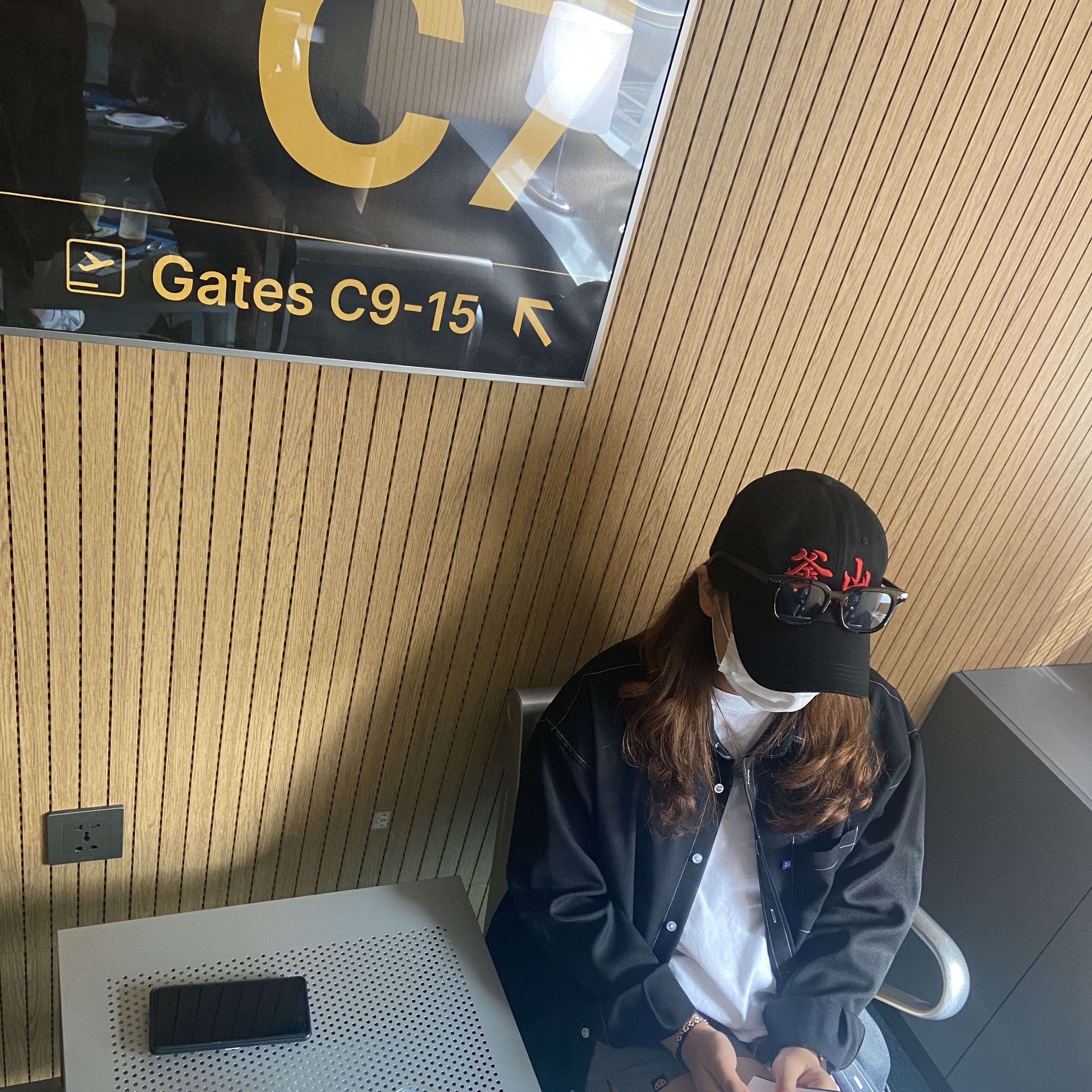 Darkr8m Studio Busan Red Logo Cap 착용 스타일