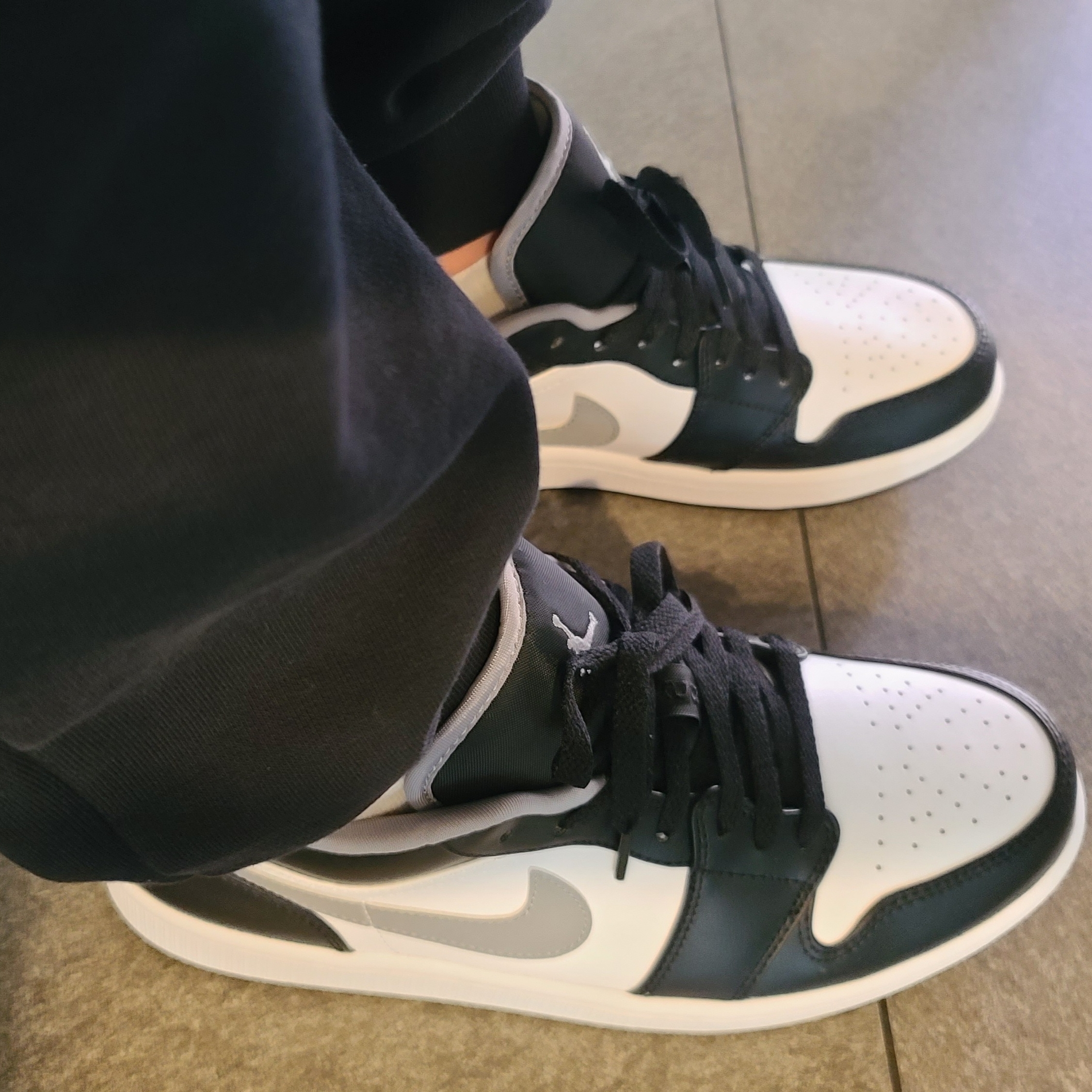 Jordan 1 Low Black Particle Grey 착용 스타일 - 1