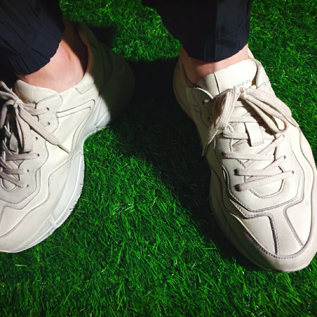 Gucci Rhyton Leather Sneakers Distressed Ivory 착용 스타일 - 4