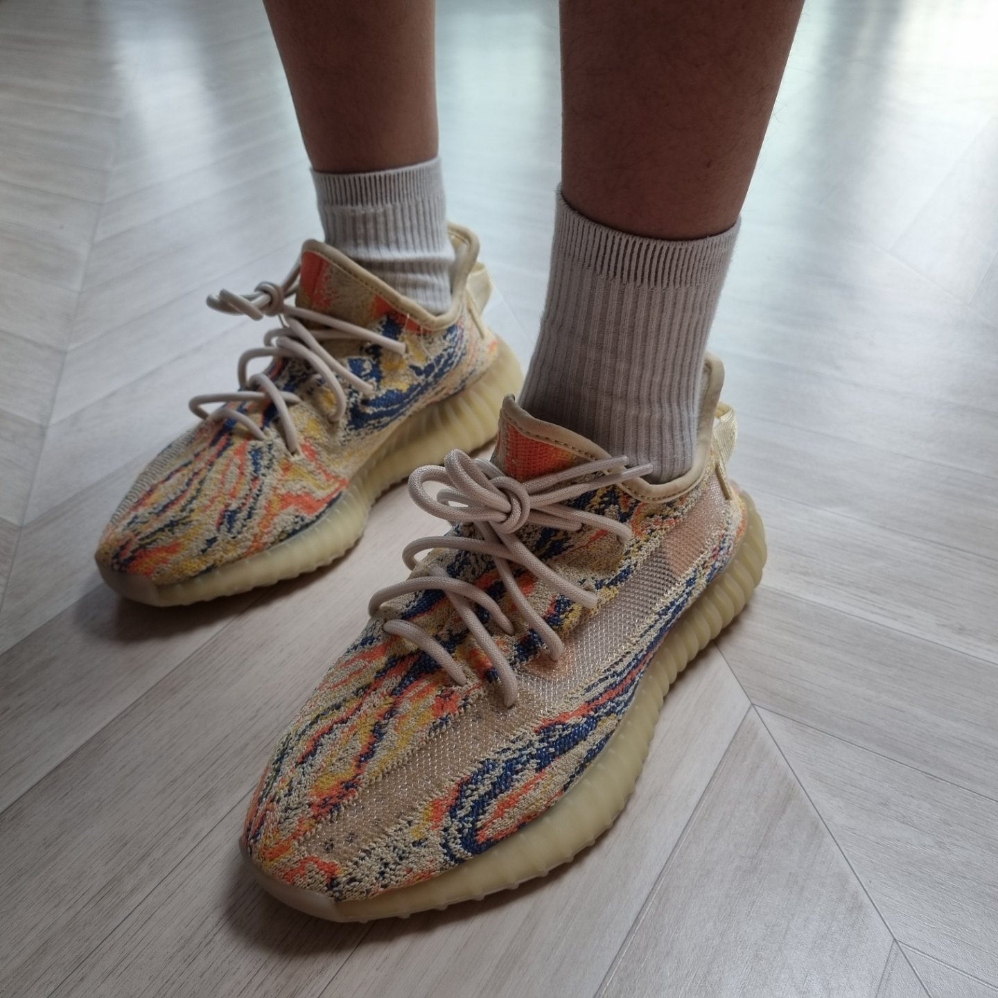 Adidas Yeezy Boost 350 V2 MX Oat 착용 스타일 - 3