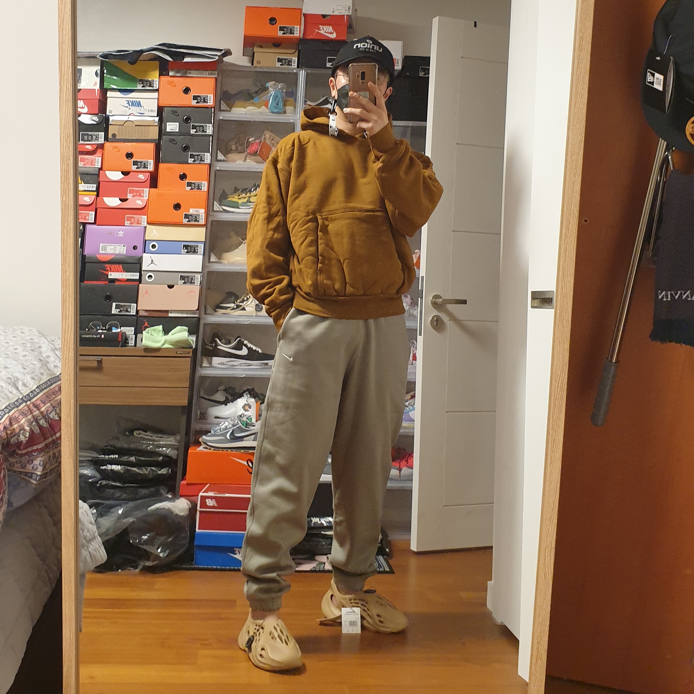 Yeezy Gap Hoodie Light Brown, Nike NRG Solo Swoosh Fleece Pants Light Army - US/EU 착용 스타일 - 1