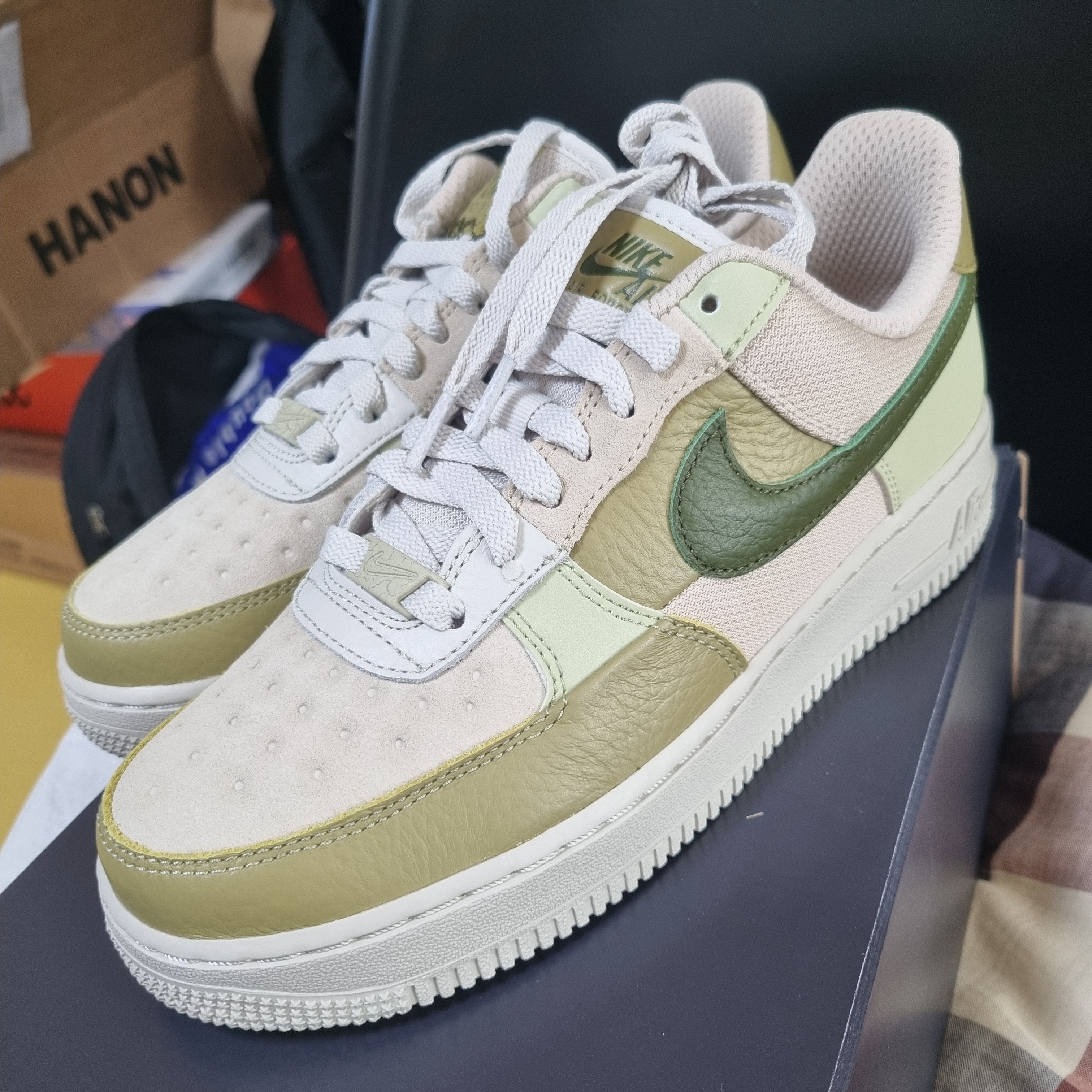 (W) Nike Air Force 1 Low Rough Green 착용 스타일 - 1