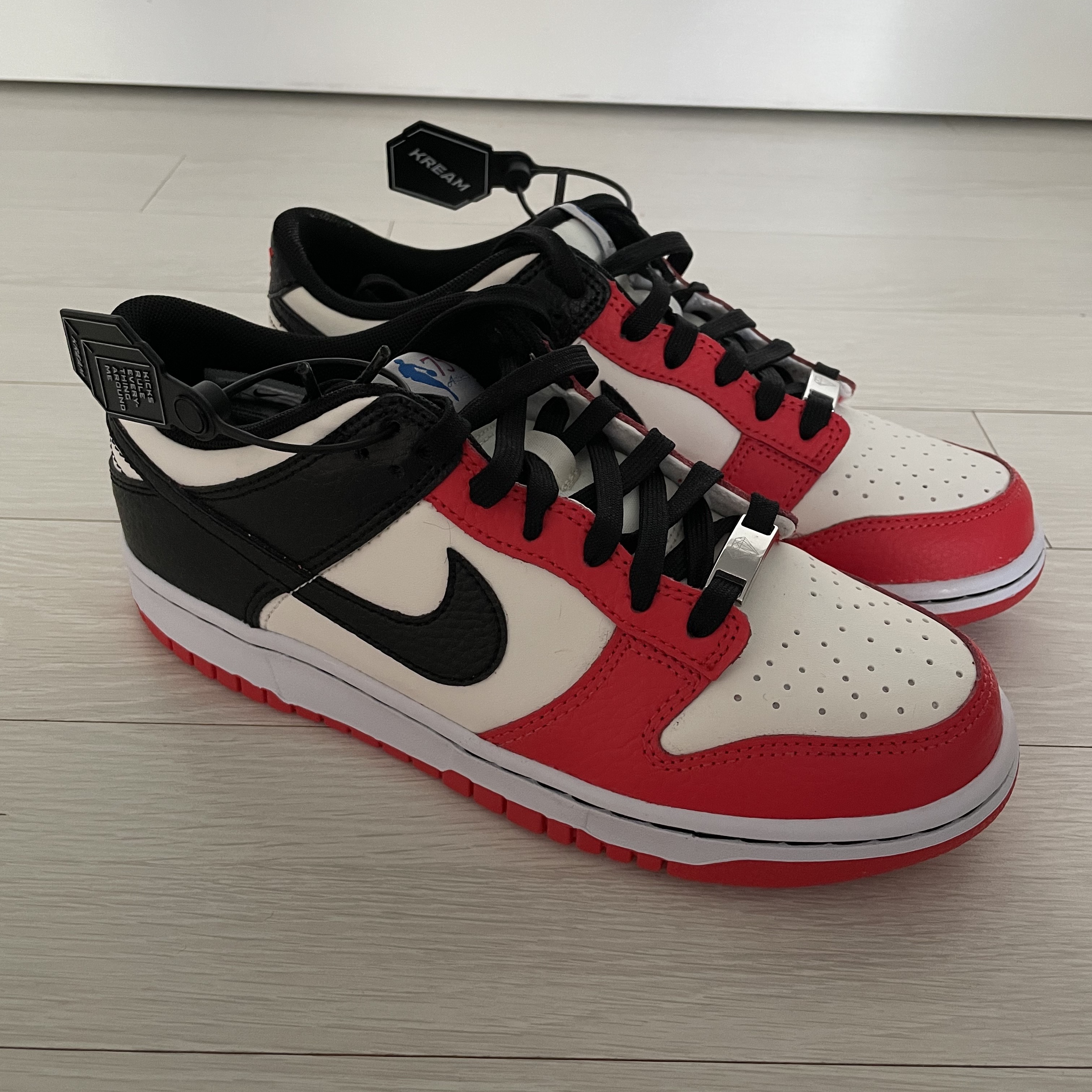(GS) Nike x NBA Dunk Low Black and Chile Red, Nike x NBA Dunk Low Retro EMB Black and Chile Red 착용 스타일 - 3
