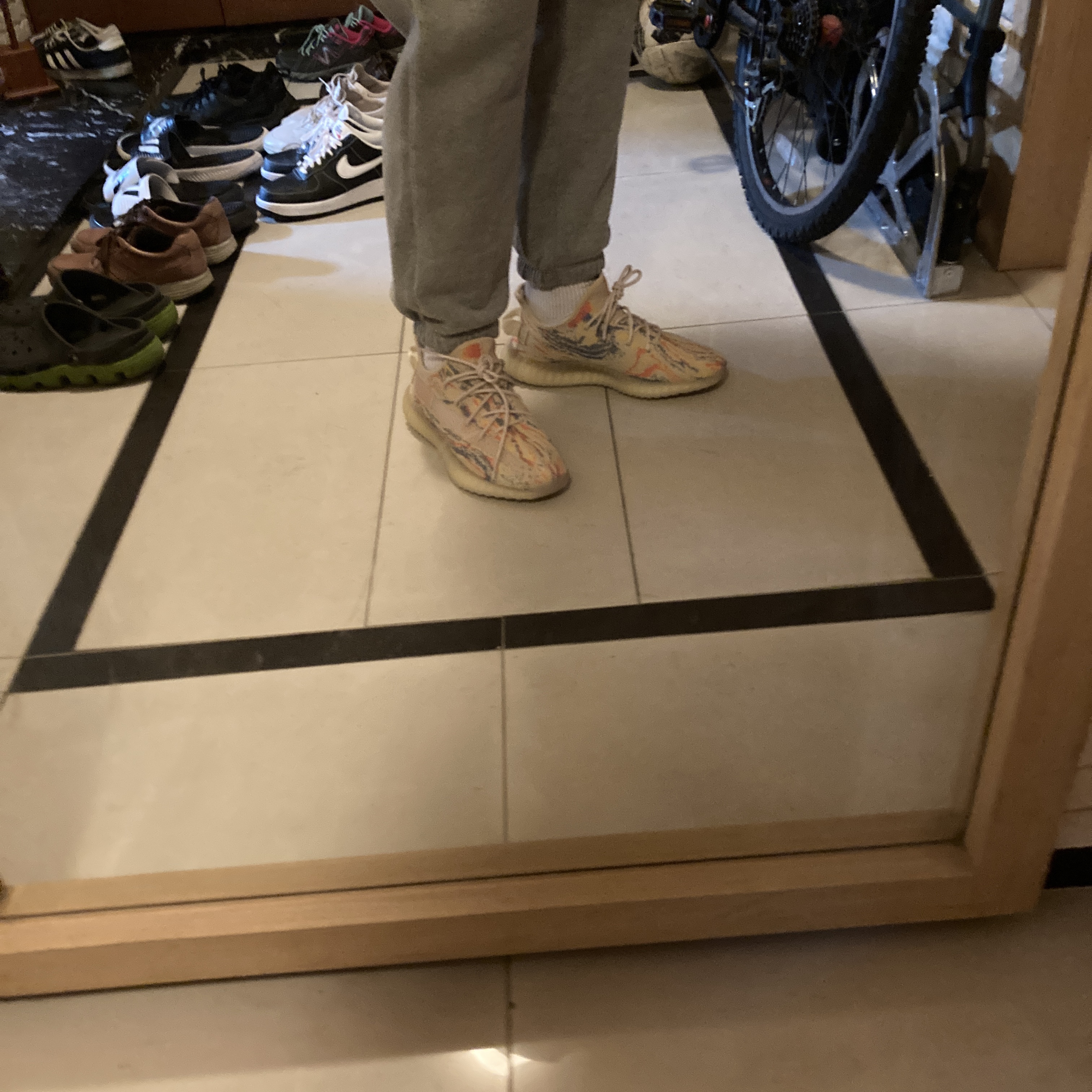 Adidas Yeezy Boost 350 V2 MX Oat, Nike Air Force 1 '07 First Use Black White 착용 스타일 - 1