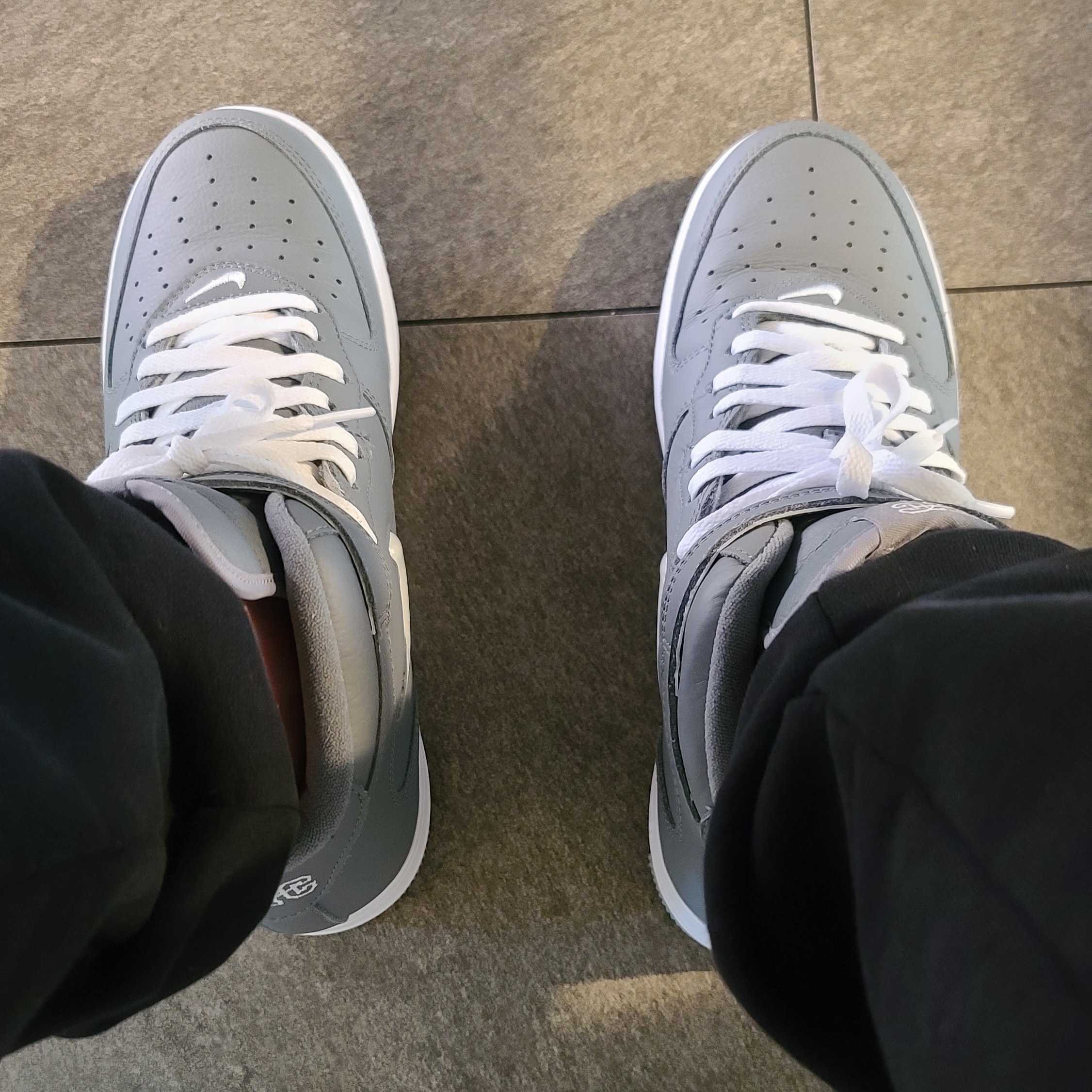 Nike Air Force 1 Mid QS NYC Cool Grey 착용 스타일