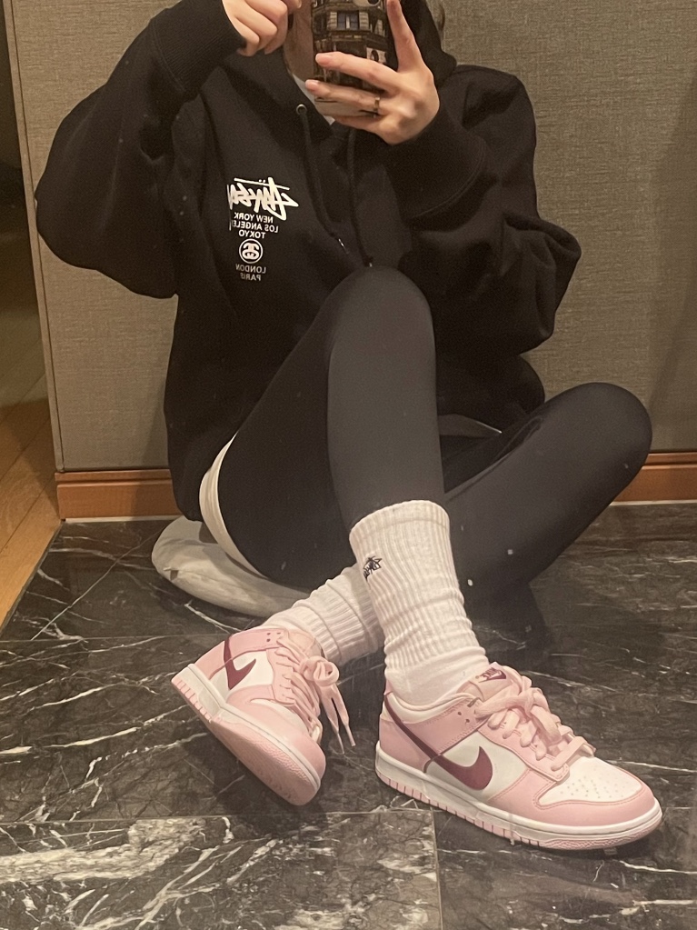 Stussy World Tour Hoodie Black 2021, (GS) Nike Dunk Low Pink Foam 착용 스타일 - 2