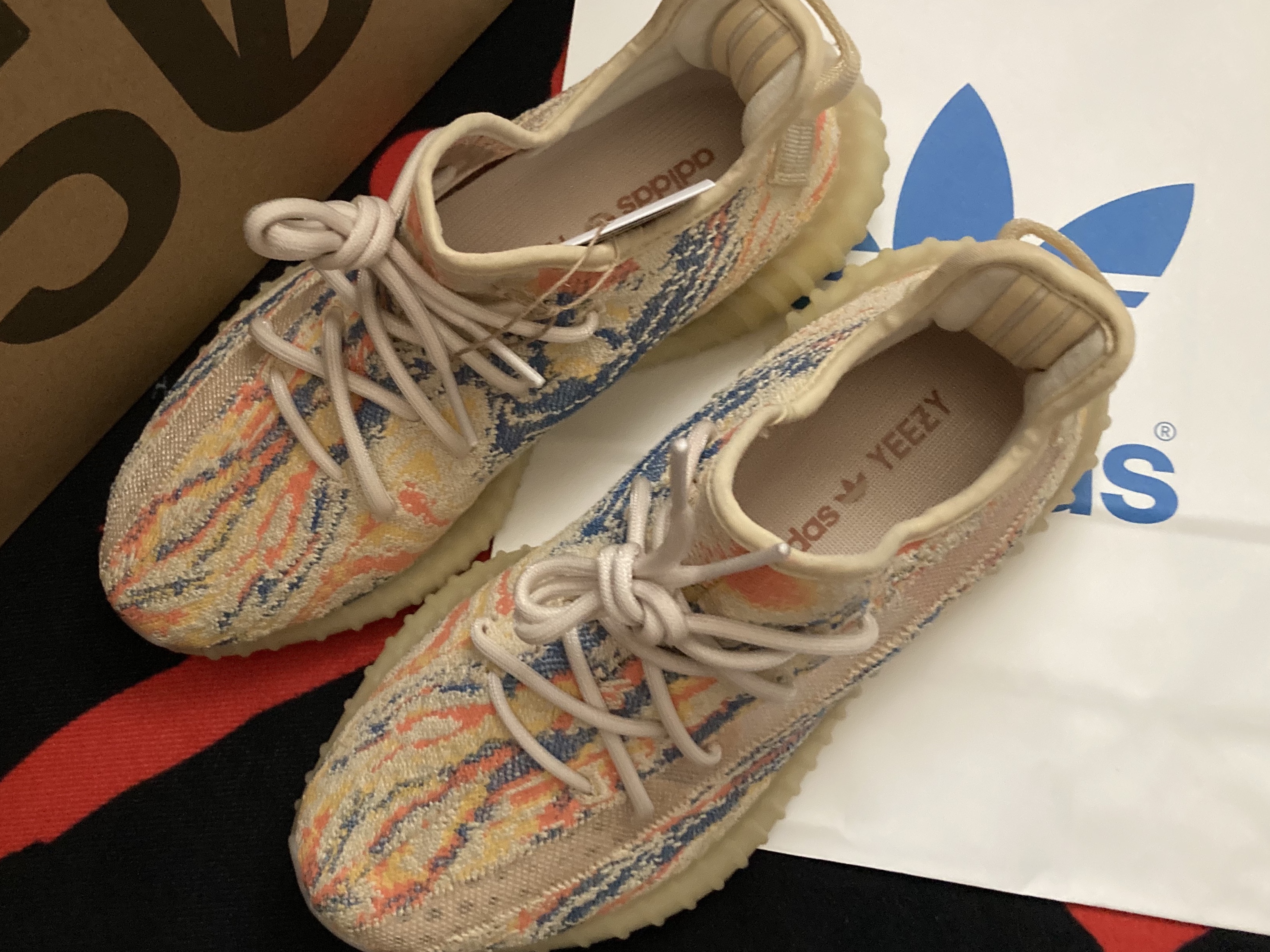 Adidas Yeezy Boost 350 V2 MX Oat 착용 스타일 - 2