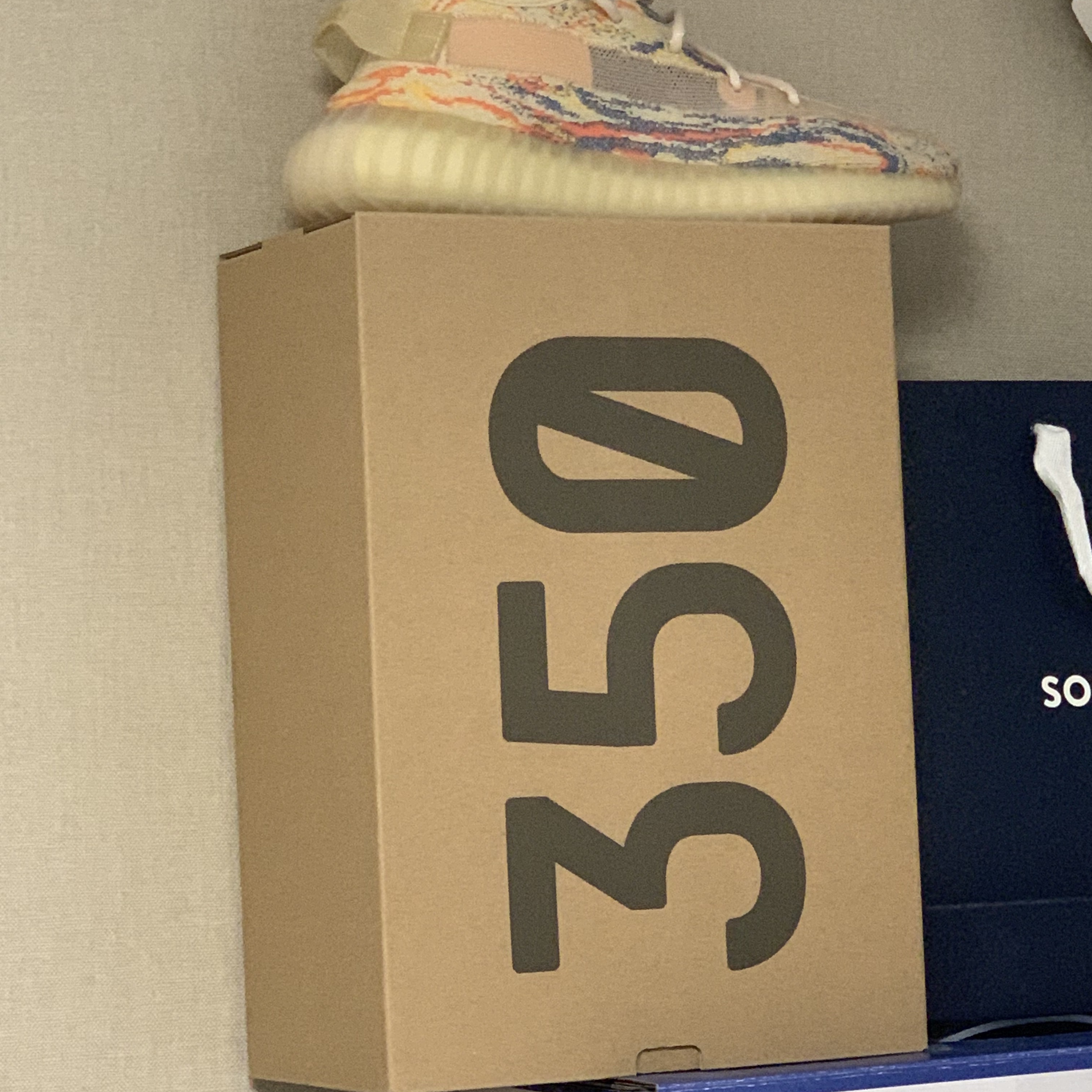 Adidas Yeezy Boost 350 V2 MX Oat, Playstation 5 Blu-ray Edition (SIEK 220V) 착용 스타일 - 2