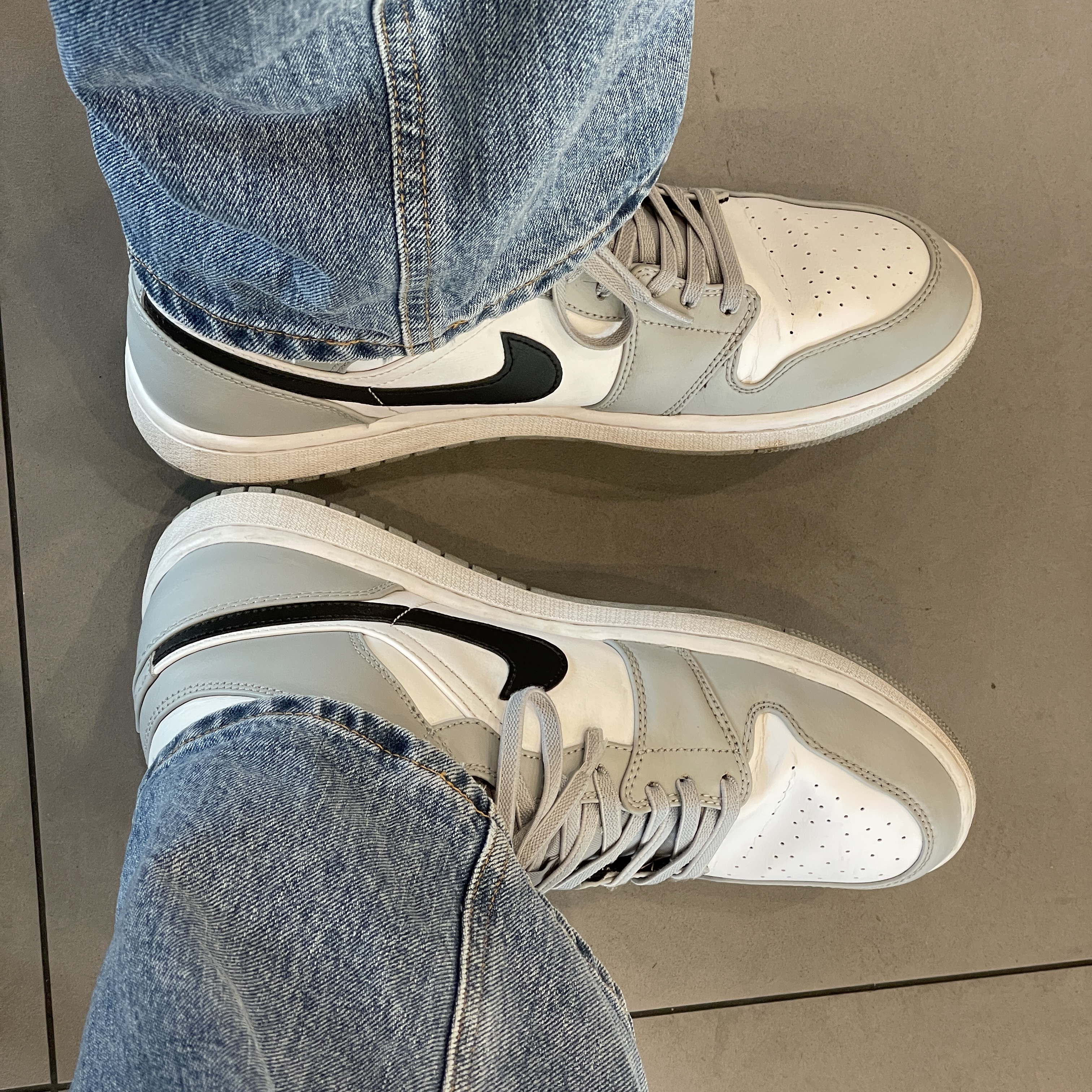 Jordan 1 Mid Light Smoke Grey 착용 스타일 - 3