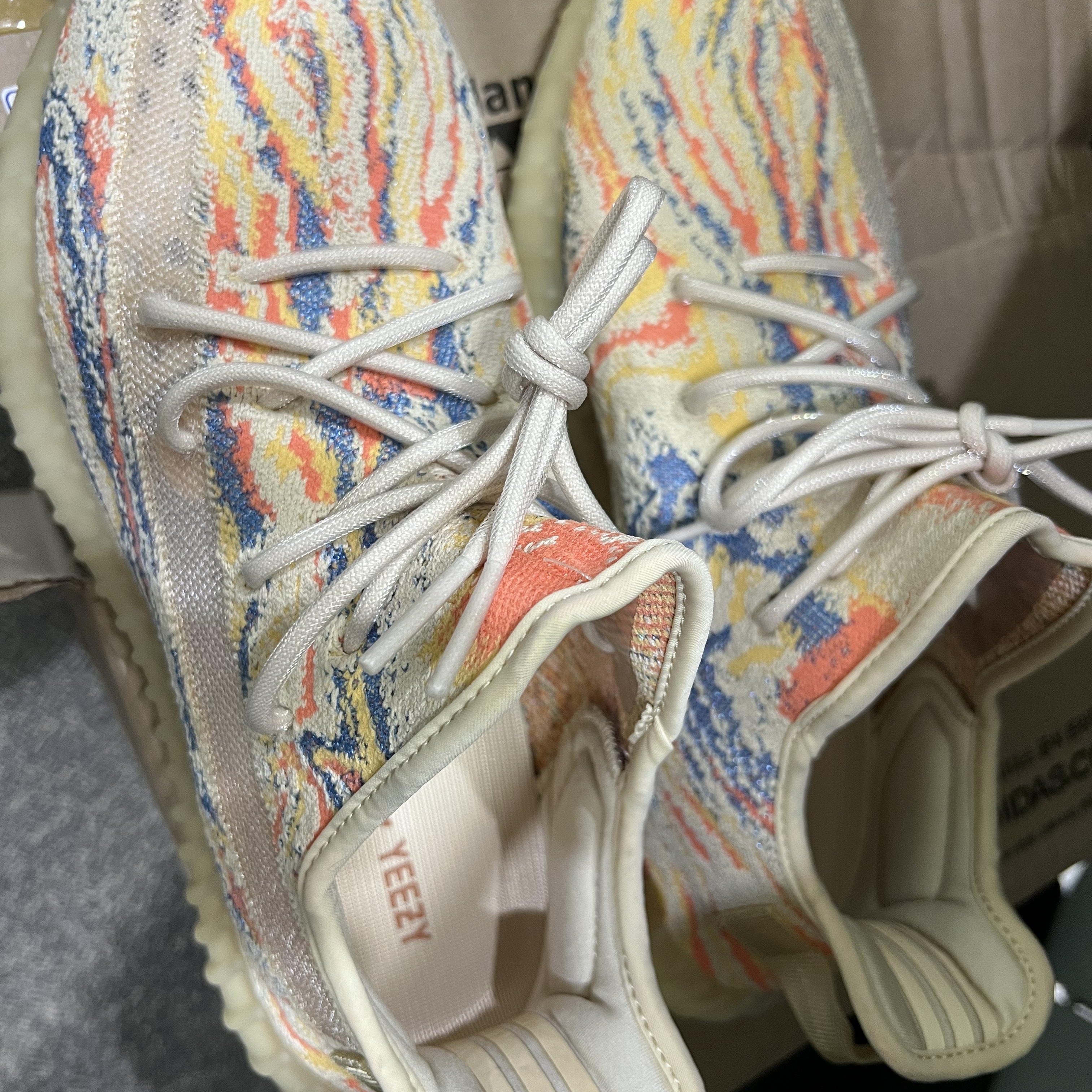 Adidas Yeezy Boost 350 V2 MX Oat 착용 스타일 - 1