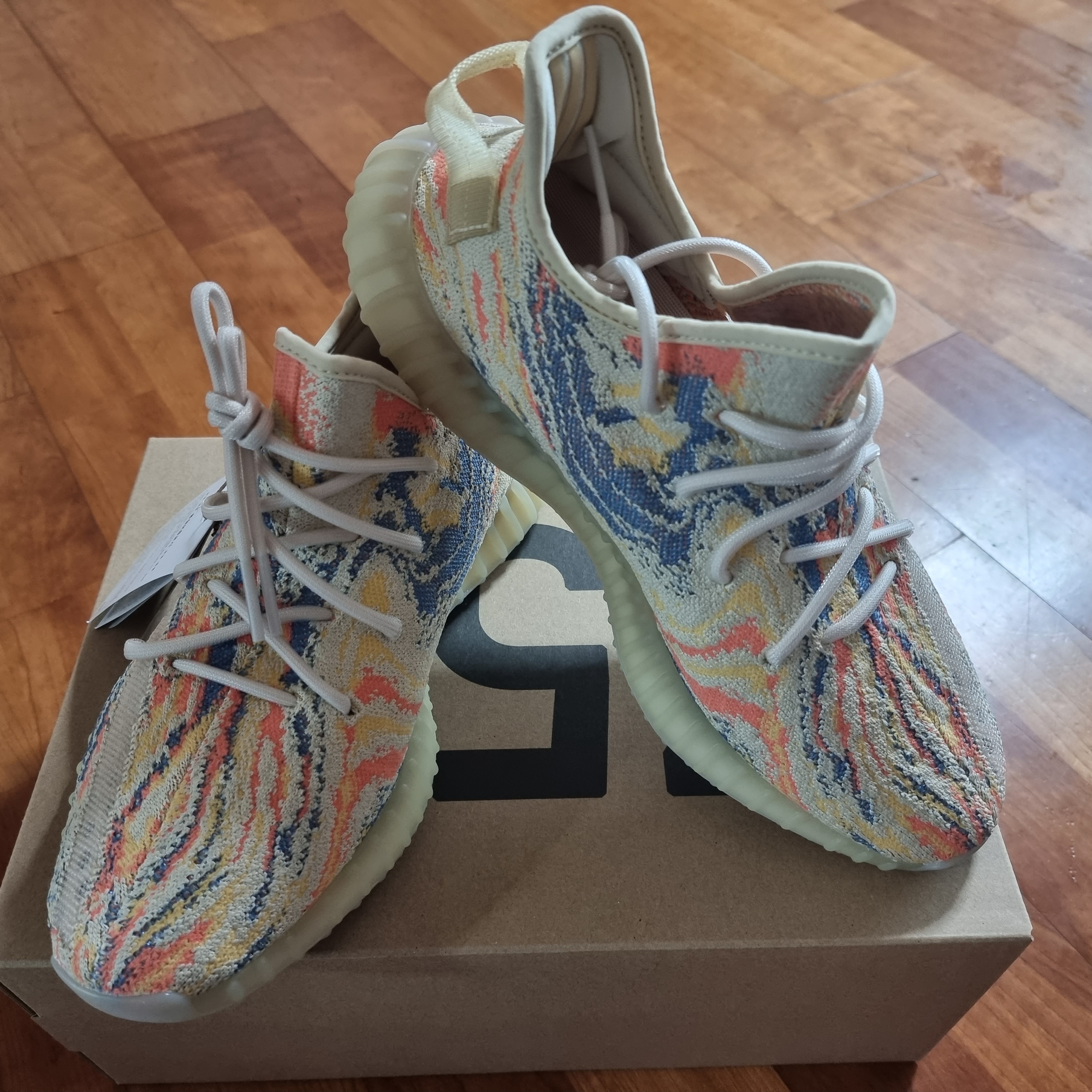 Adidas Yeezy Boost 350 V2 MX Oat 착용 스타일