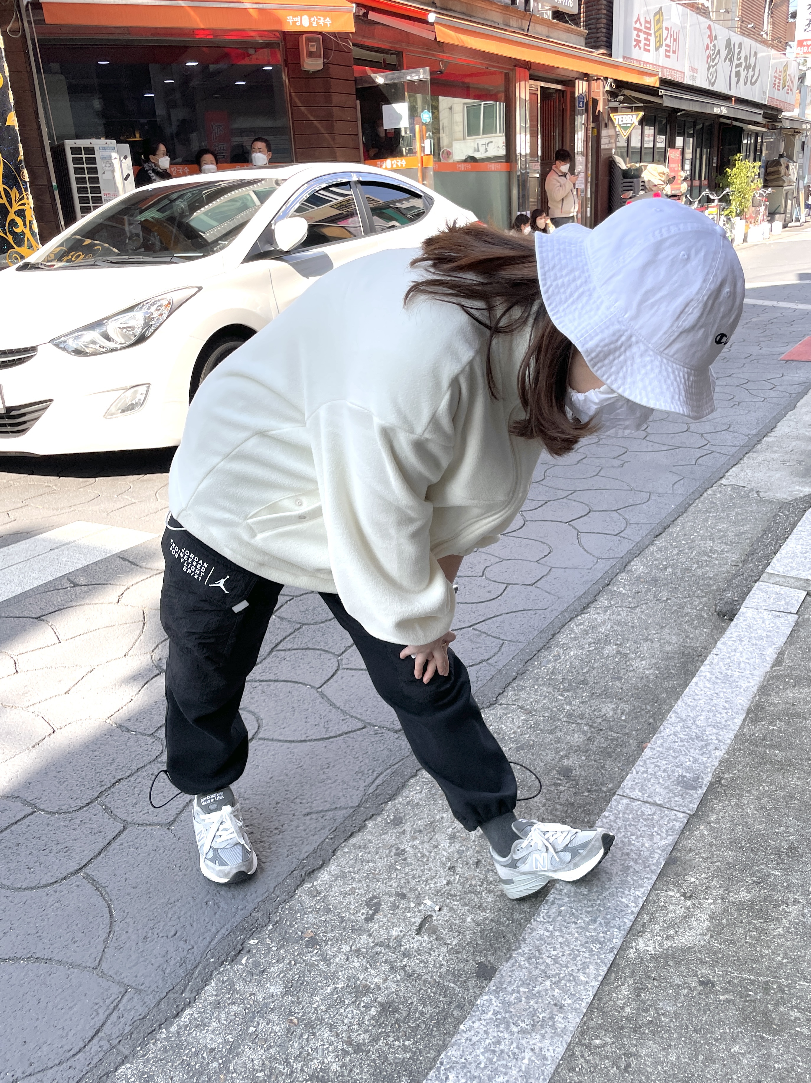 (W) New Balance 993 Made in USA Grey - B Standard 착용 스타일 - 2