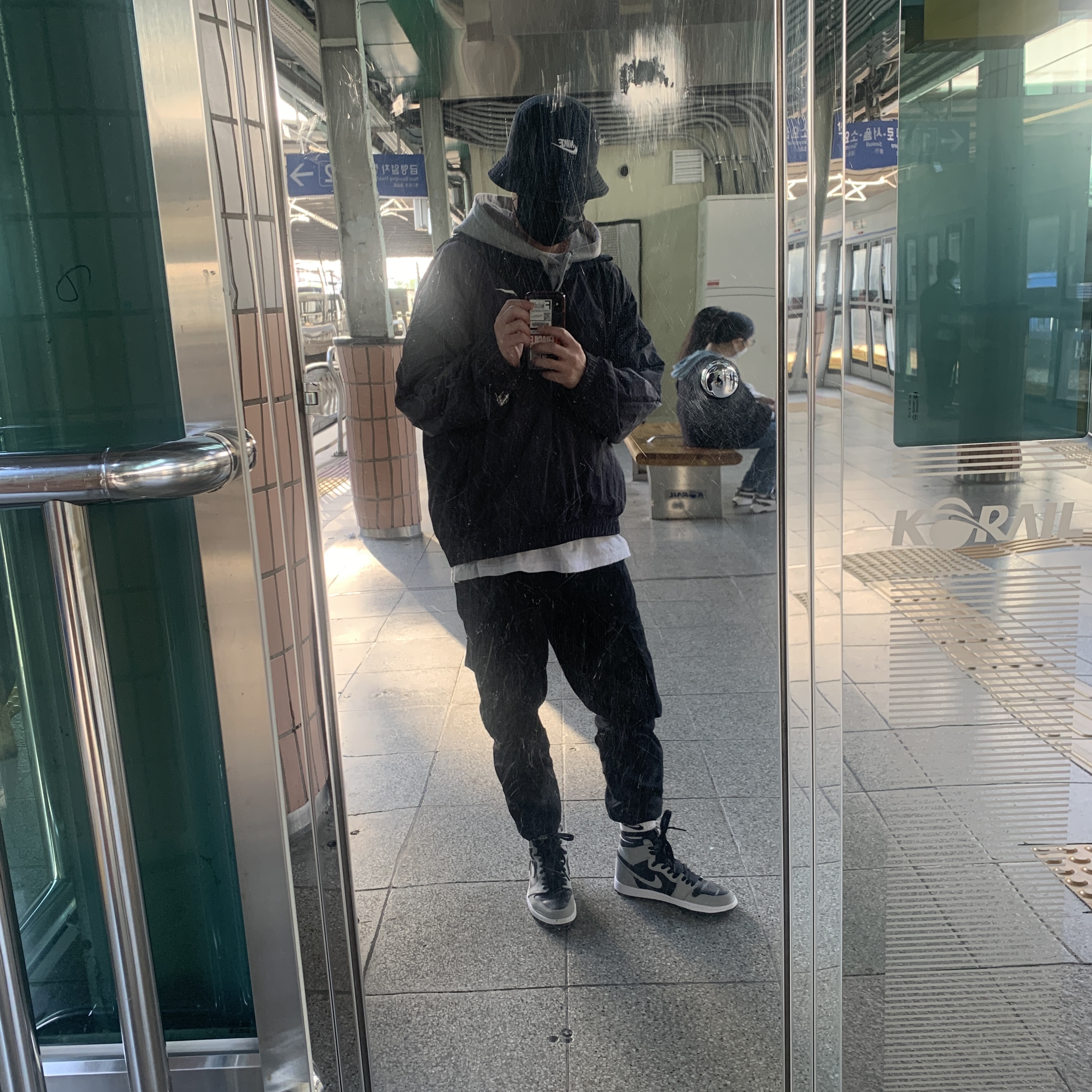 Nike x Stussy Windrunner Jacket Off Noir, Jordan 1 Retro High OG Shadow 2.0 착용 스타일