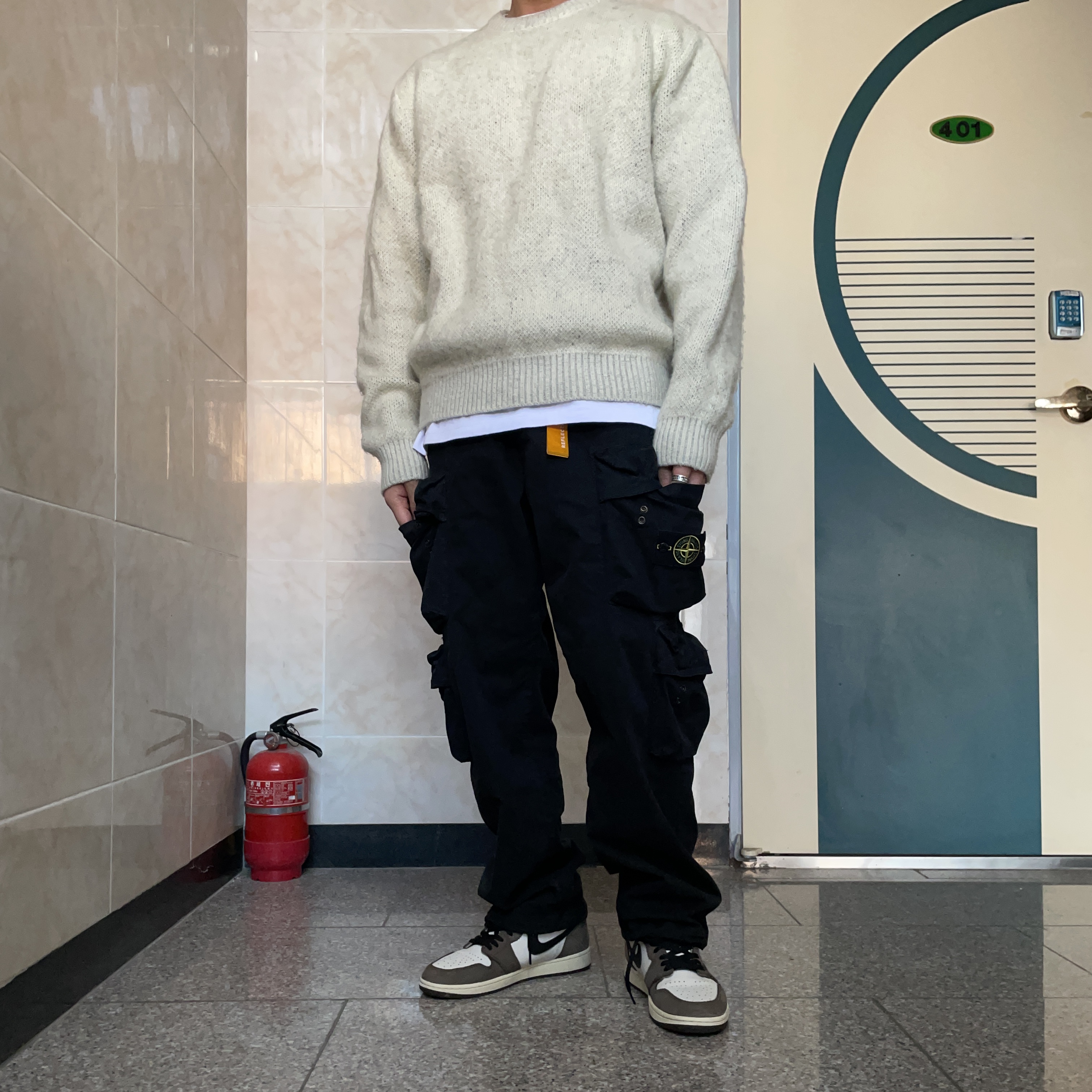 Jordan 1 x Travis Scott Retro High OG SP Mocha, Stussy 8 Ball Heavy Brushed Mohair Sweater Cream 착용 스타일 - 1