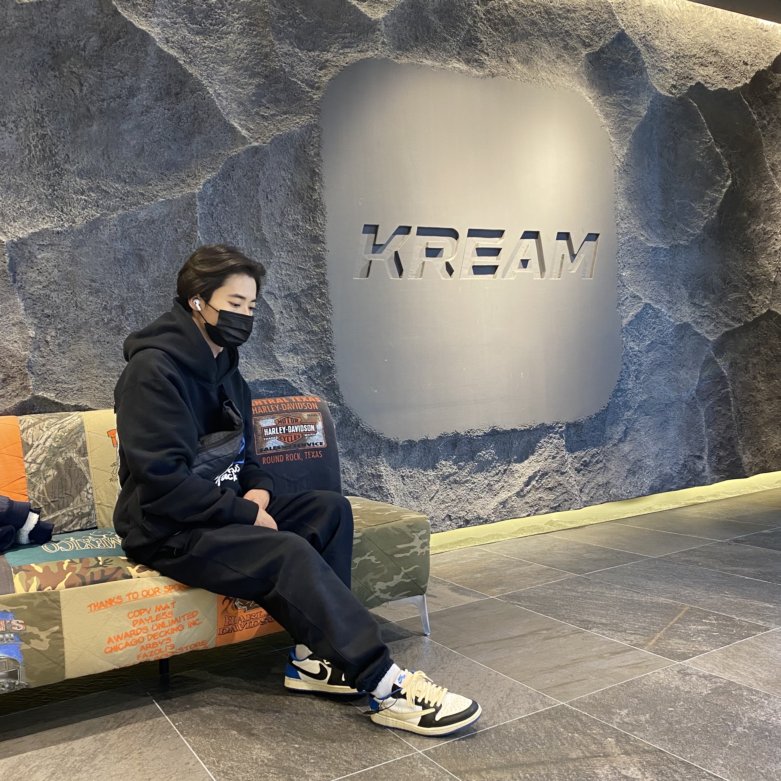 Jordan 1 x Travis Scott x Fragment Retro Low OG SP Military Blue, Jordan x Travis Scott x Fragment Hoodie Black (DJ0615-010) 착용 스타일 - 1