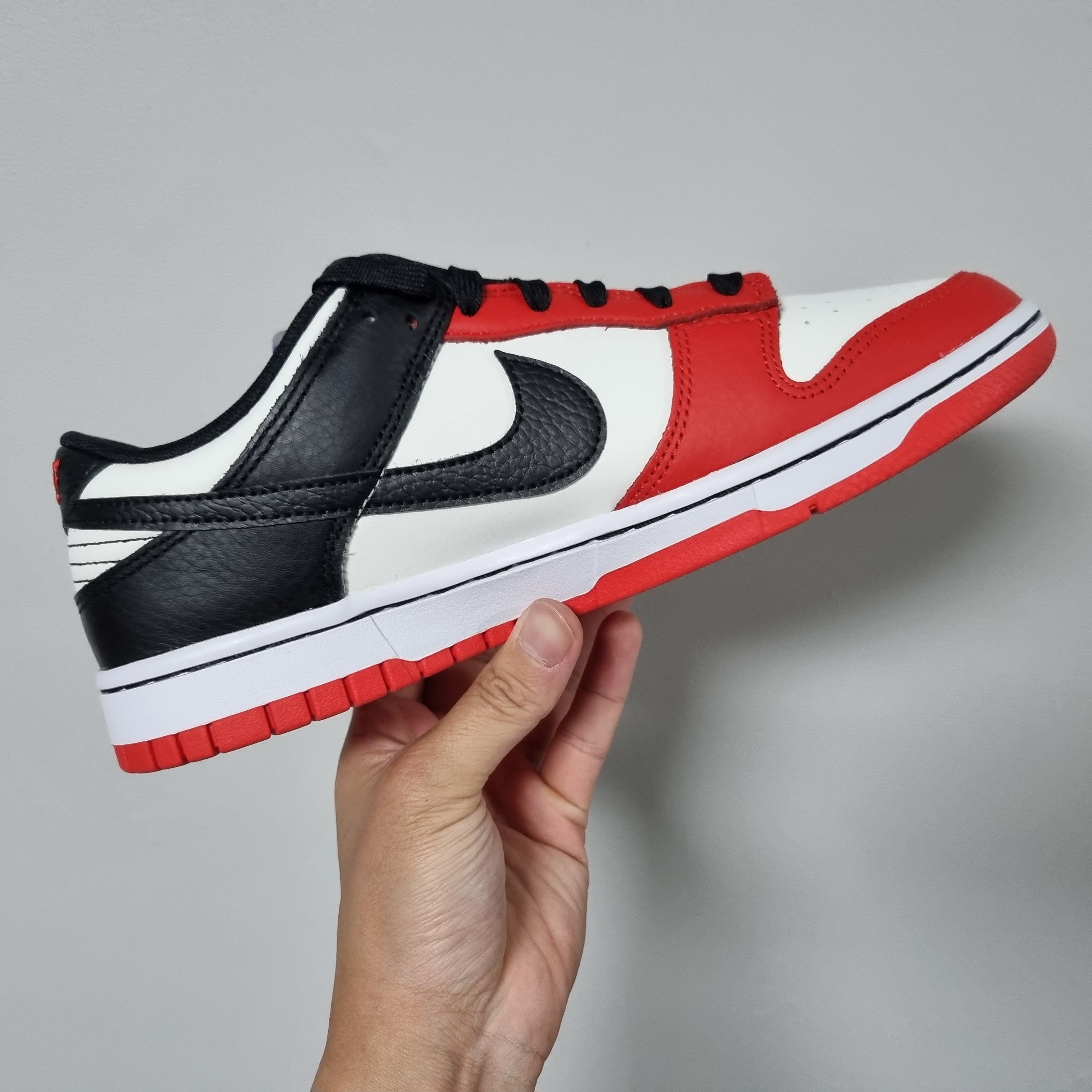 Nike x NBA Dunk Low Retro EMB Black and Chile Red 착용 스타일 - 1