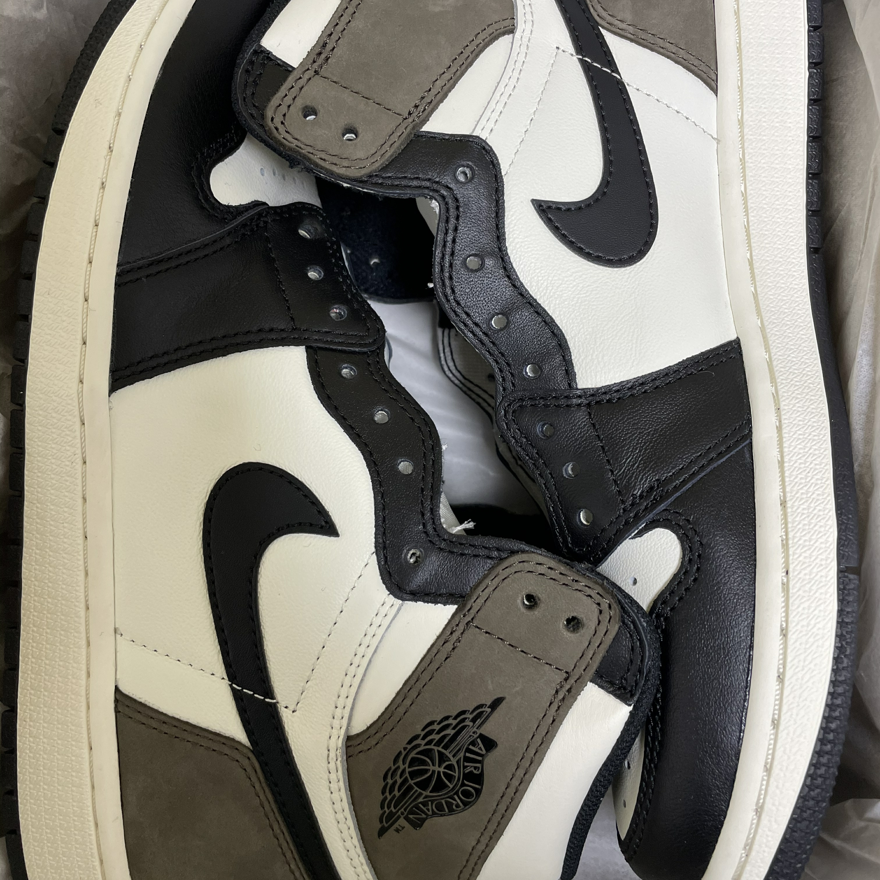 Jordan 1 Retro High OG Black Mocha 착용 스타일
