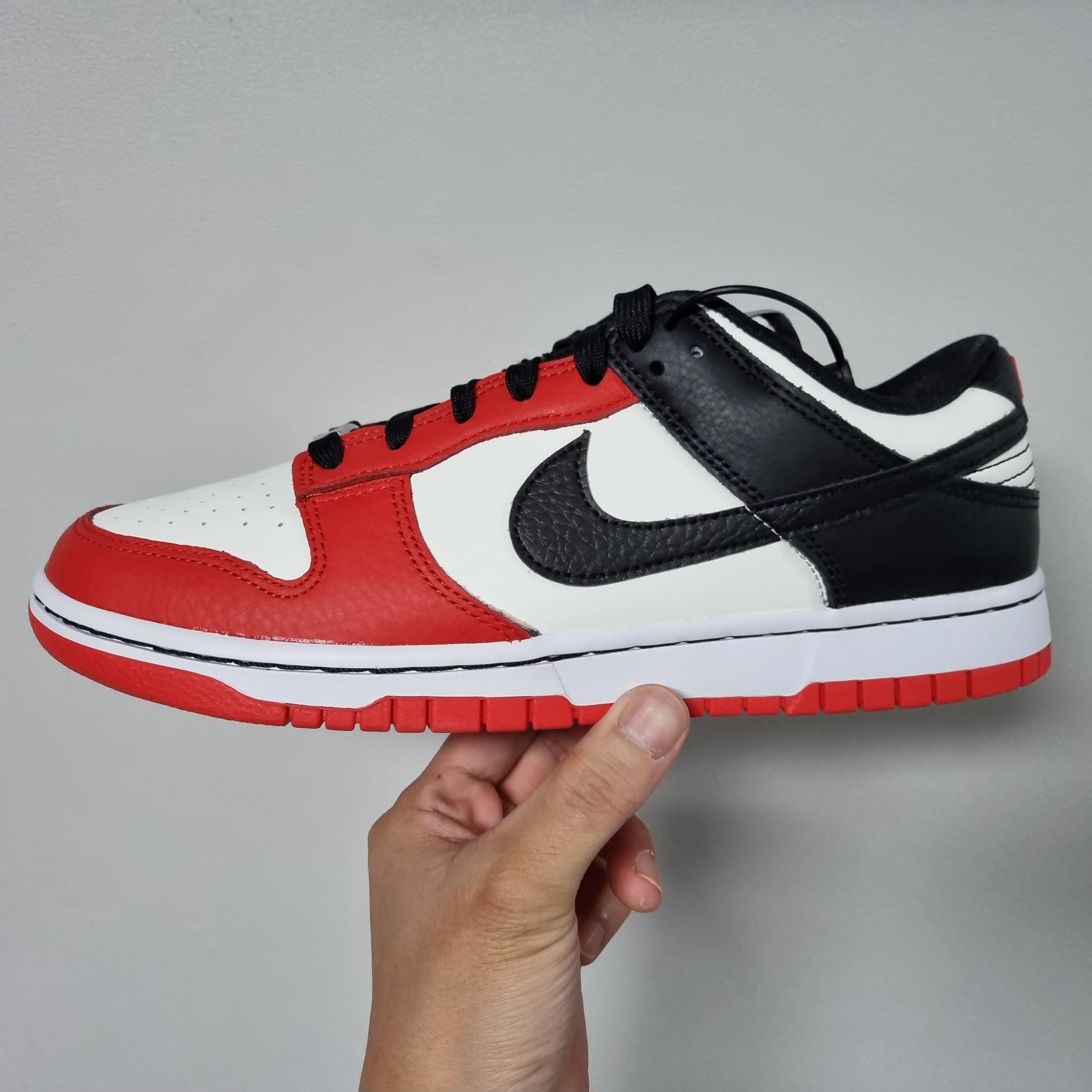 Nike x NBA Dunk Low Retro EMB Black and Chile Red 착용 스타일 - 2