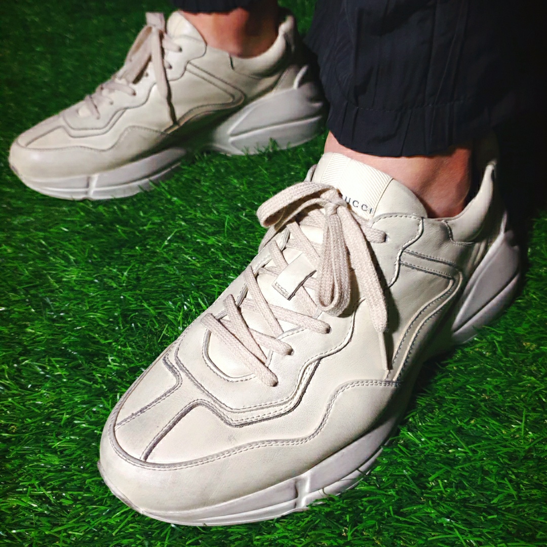Gucci Rhyton Leather Sneakers Distressed Ivory 착용 스타일 - 5