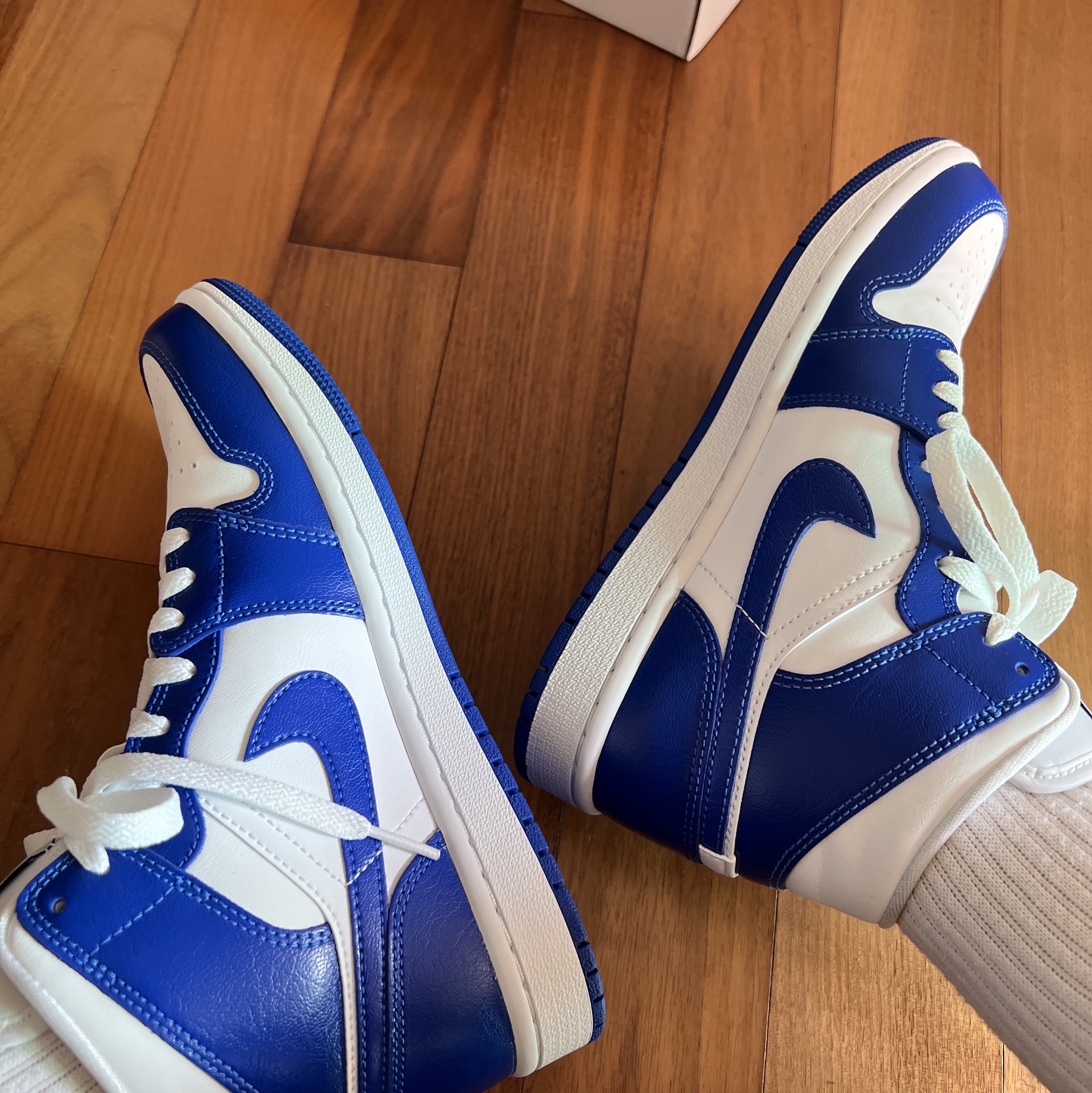 (W) Jordan 1 Mid White Hyper Royal 착용 스타일 - 2
