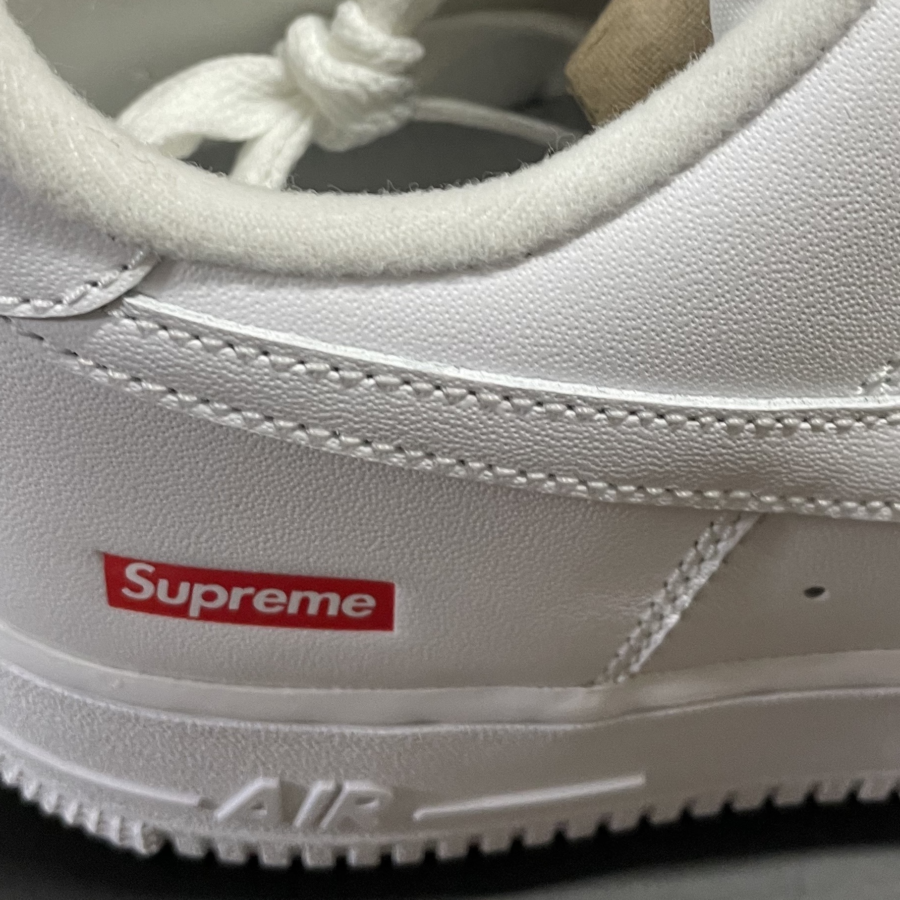 Nike x Supreme Air Force 1 Low White 착용 스타일 - 3