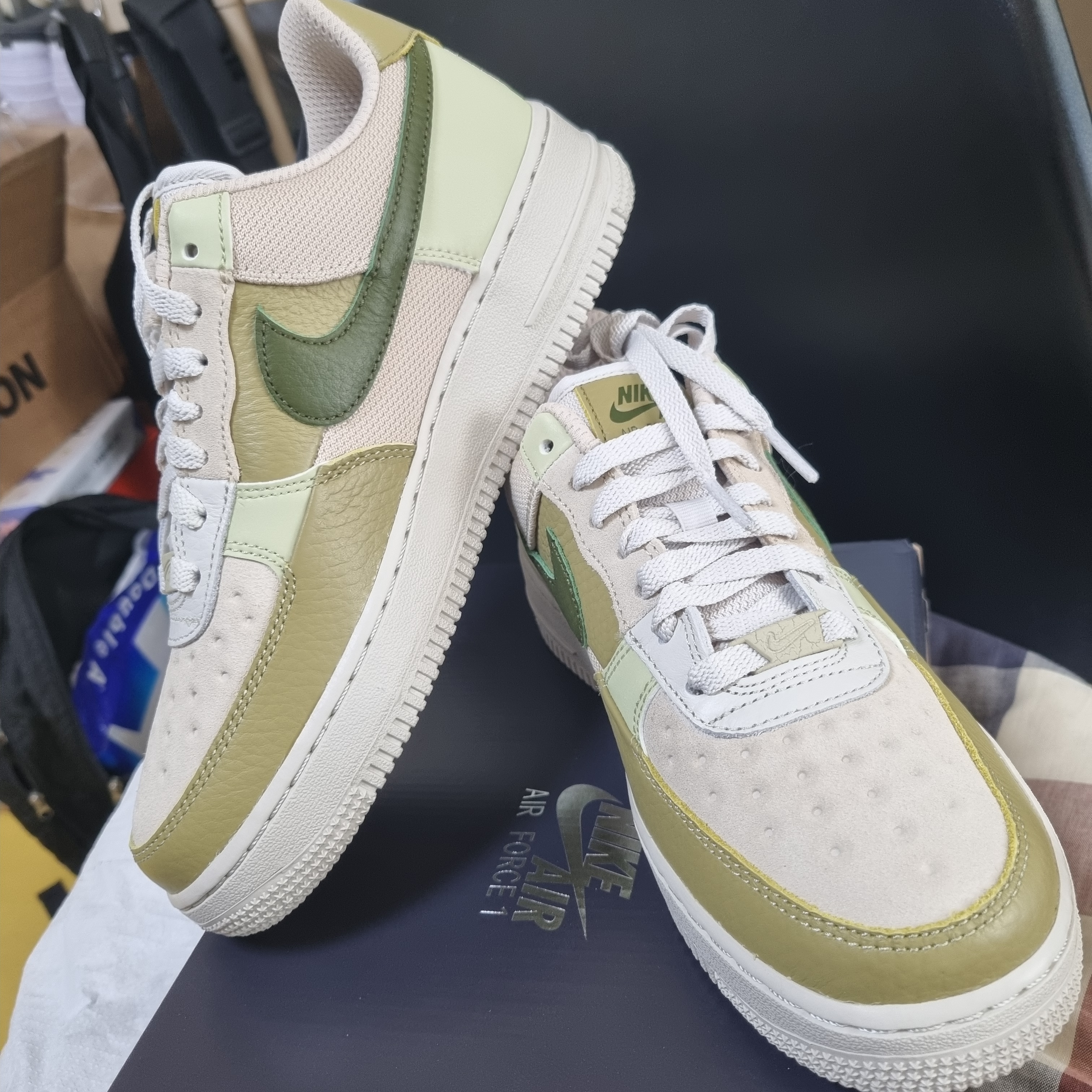 (W) Nike Air Force 1 Low Rough Green 착용 스타일 - 2