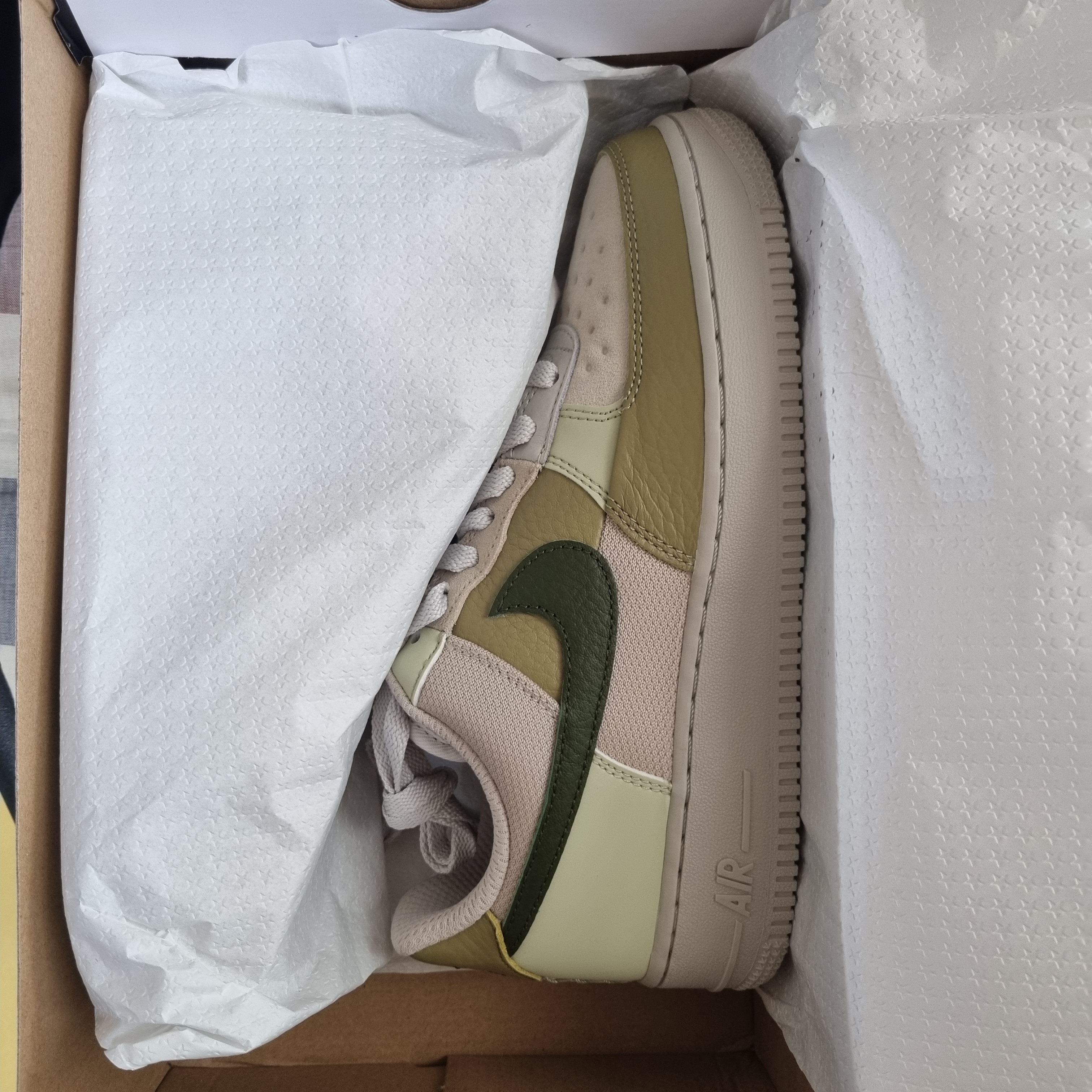(W) Nike Air Force 1 Low Rough Green 착용 스타일 - 3