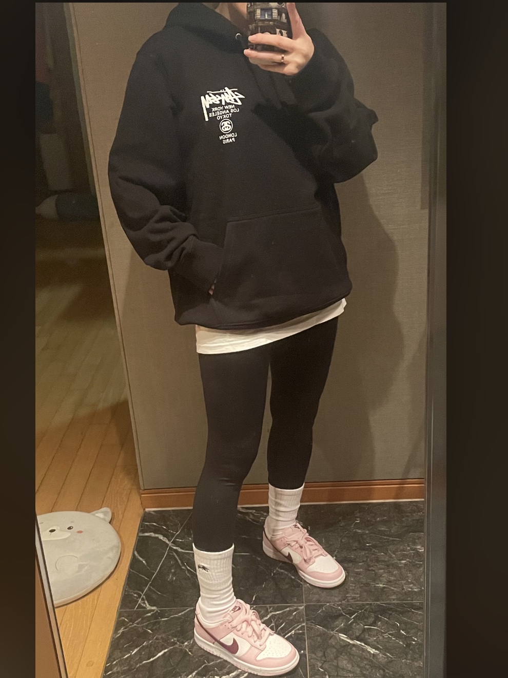 Stussy World Tour Hoodie Black 2021, (GS) Nike Dunk Low Pink Foam 착용 스타일 - 1