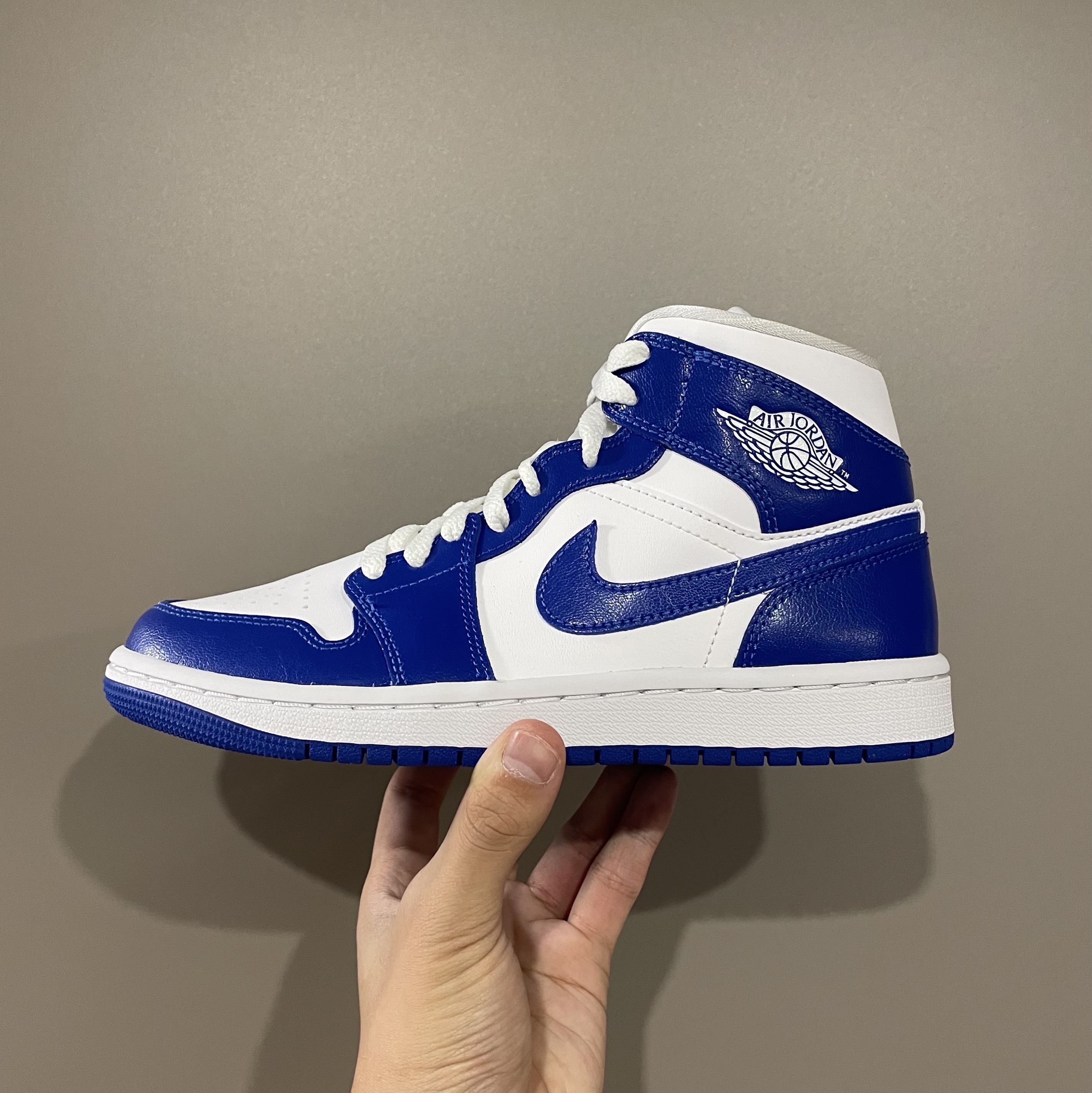 (W) Jordan 1 Mid White Hyper Royal 착용 스타일