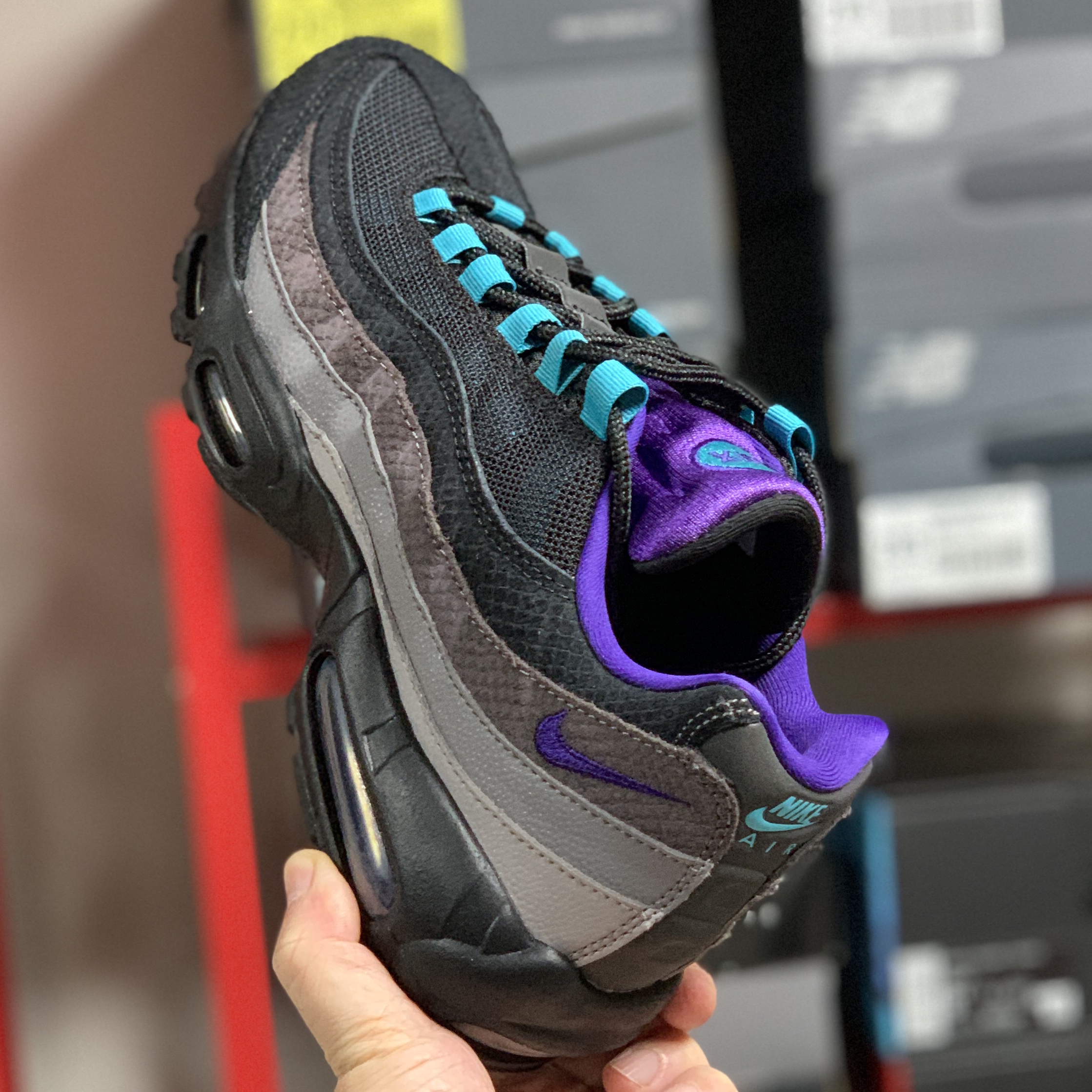 Nike Air Max 95 LV8 Black Court Purple 착용 스타일 - 2