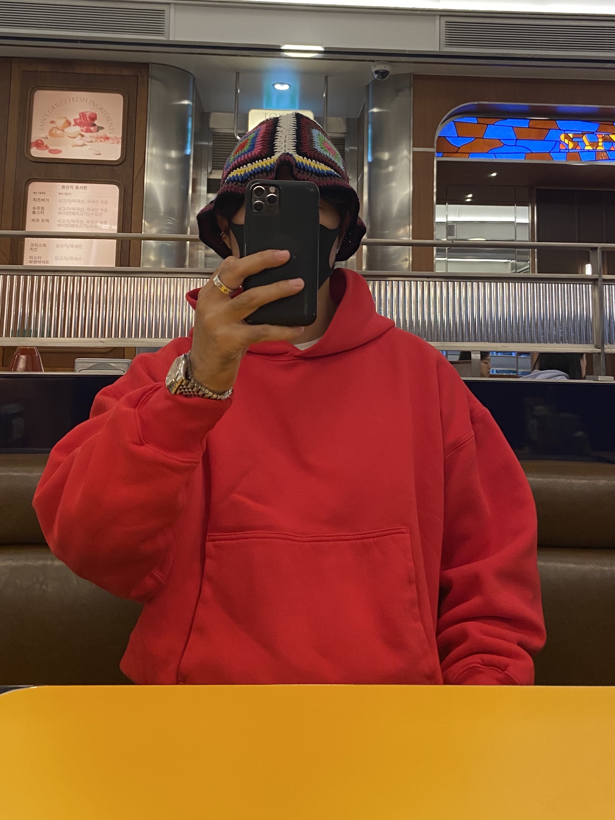 Yeezy Gap Hoodie Red 착용 스타일 - 2