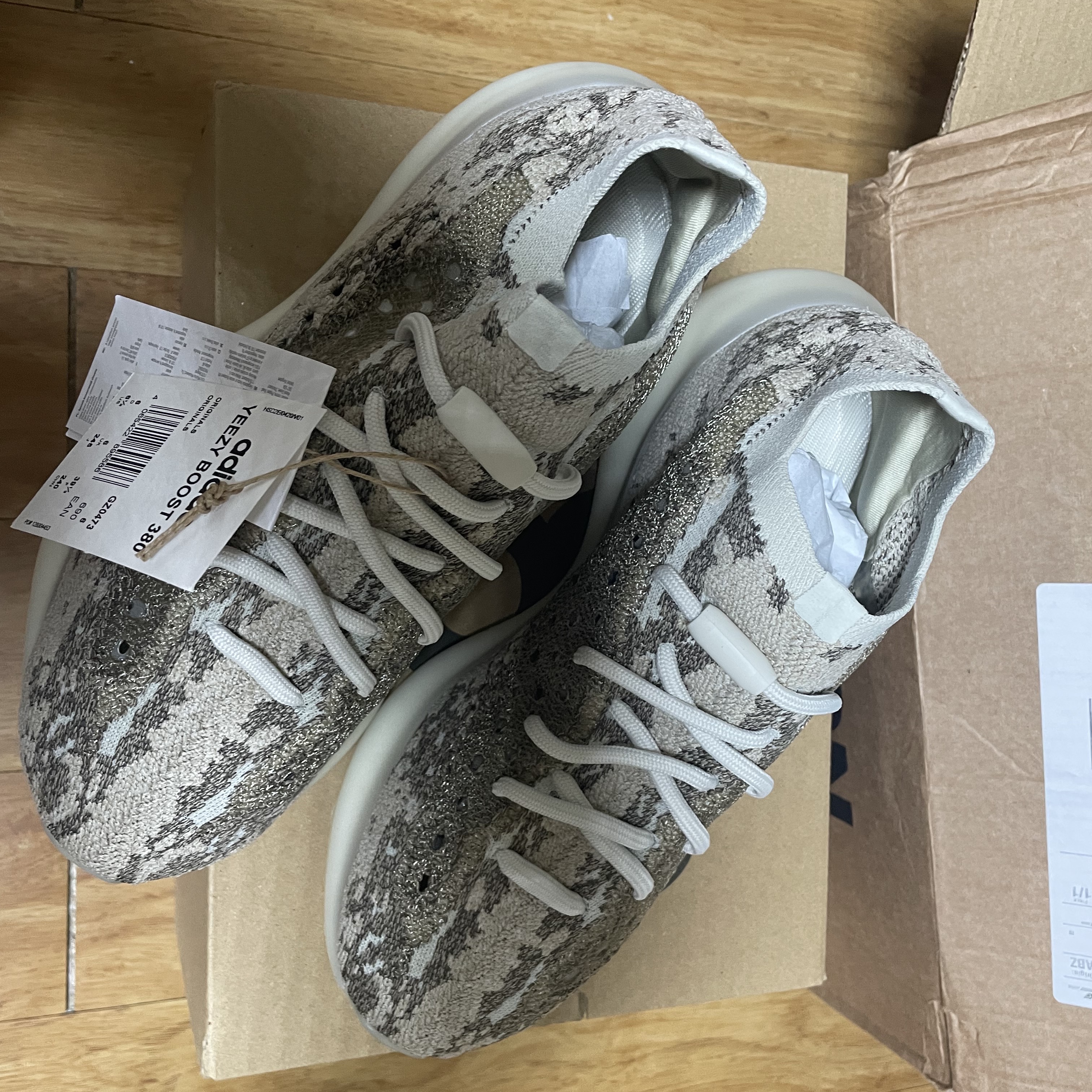 Adidas Yeezy Boost 380 Pyrite 착용 스타일 - 3