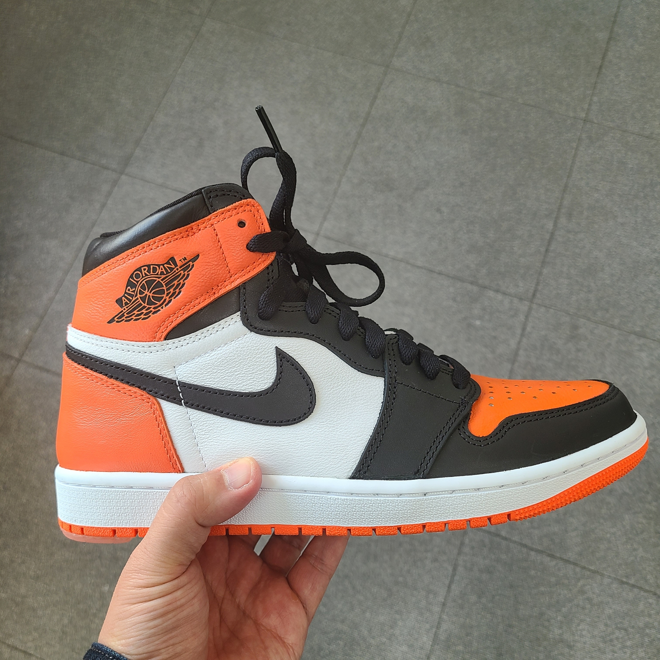 Jordan 1 Retro High OG Electro Orange 착용 스타일 - 3
