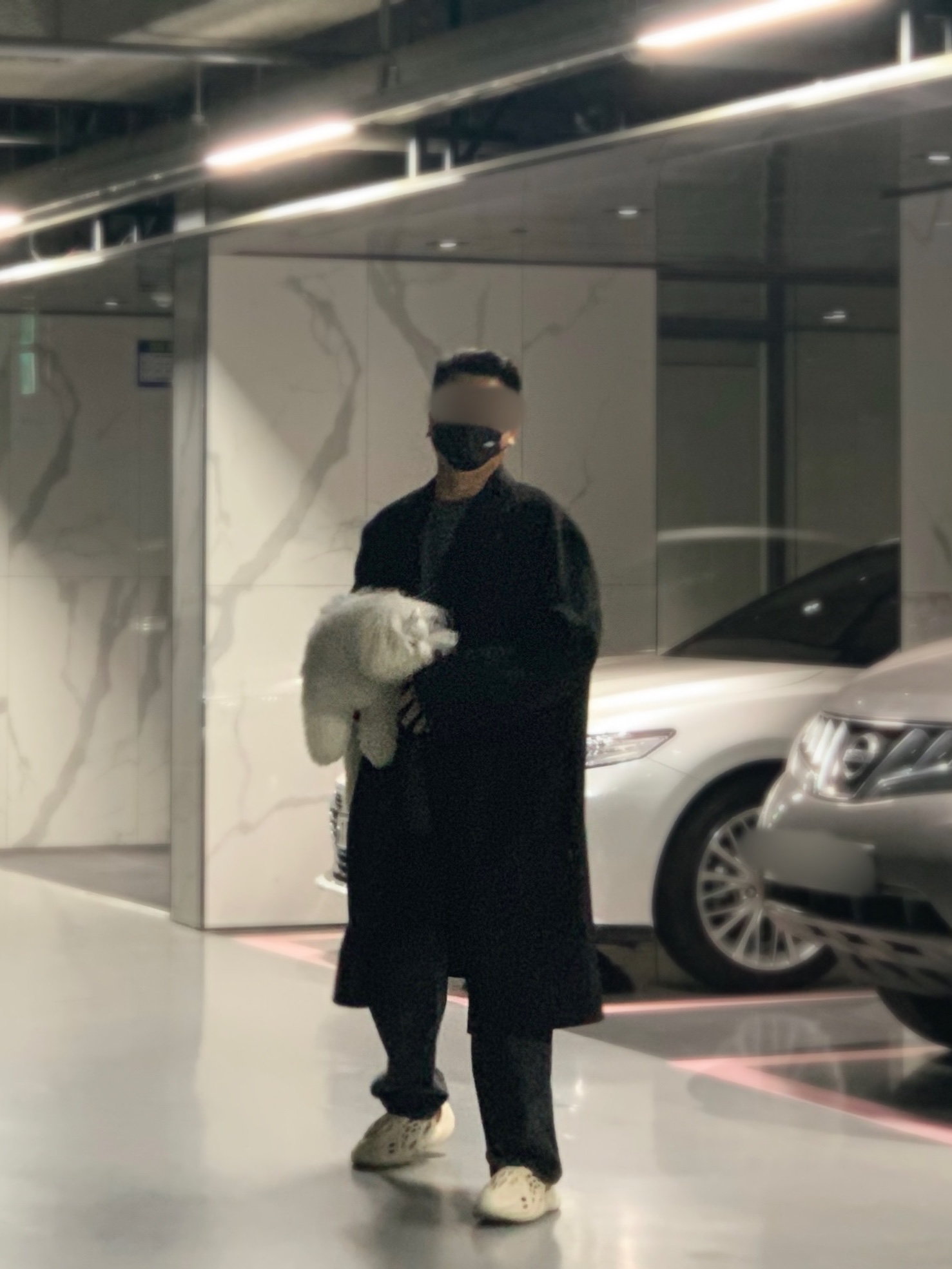Adidas Yeezy Foam RNNR Sand 착용 스타일 - 3