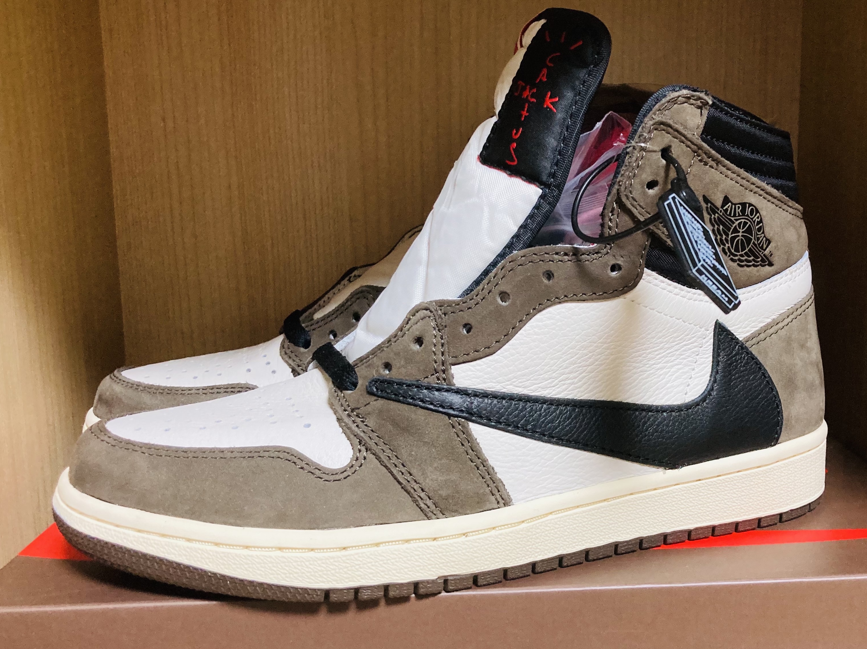 Jordan 1 x Travis Scott Retro High OG SP Mocha 착용 스타일 - 2