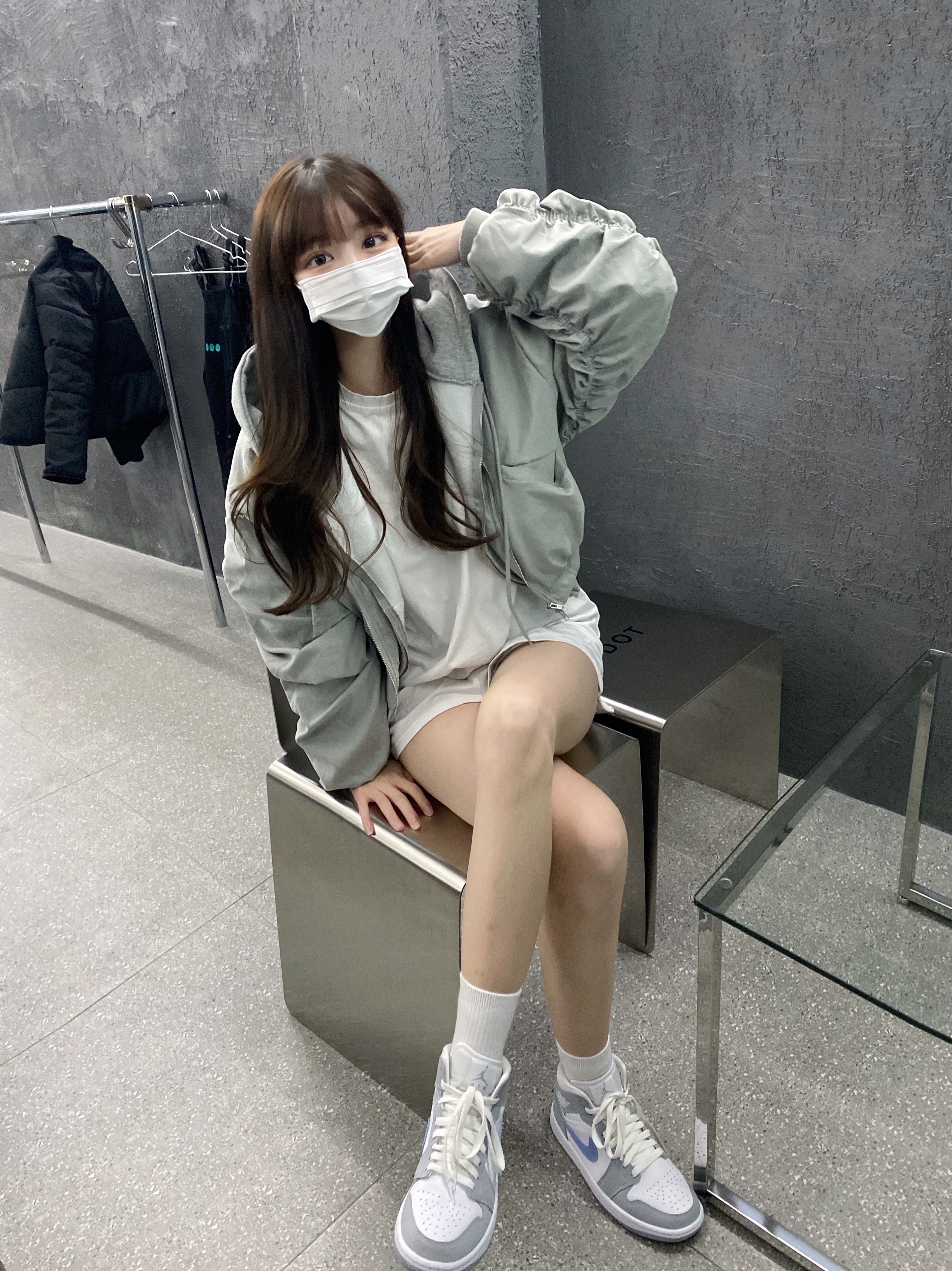 (W) Jordan 1 Mid Wolf Grey 착용 스타일 - 2