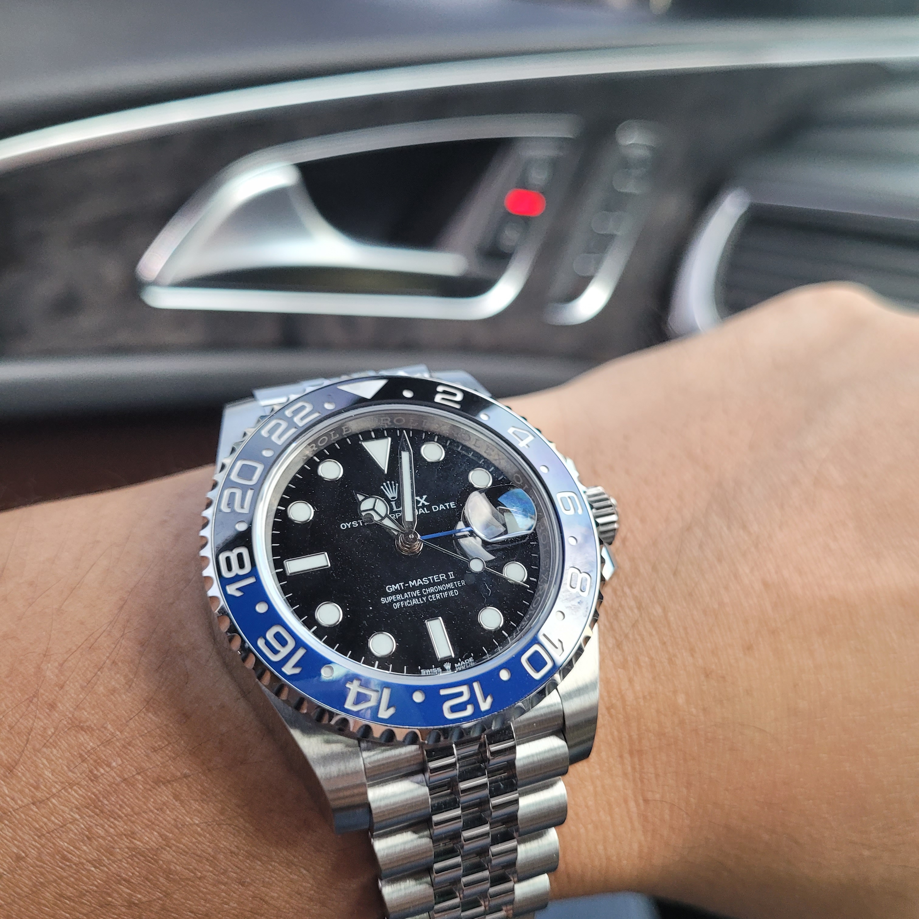 Rolex GMT-Master II 40mm 126711CHNR Black Oyster, Rolex GMT-Master II 40mm 126710BLRO Black Jubilee 착용 스타일 - 4