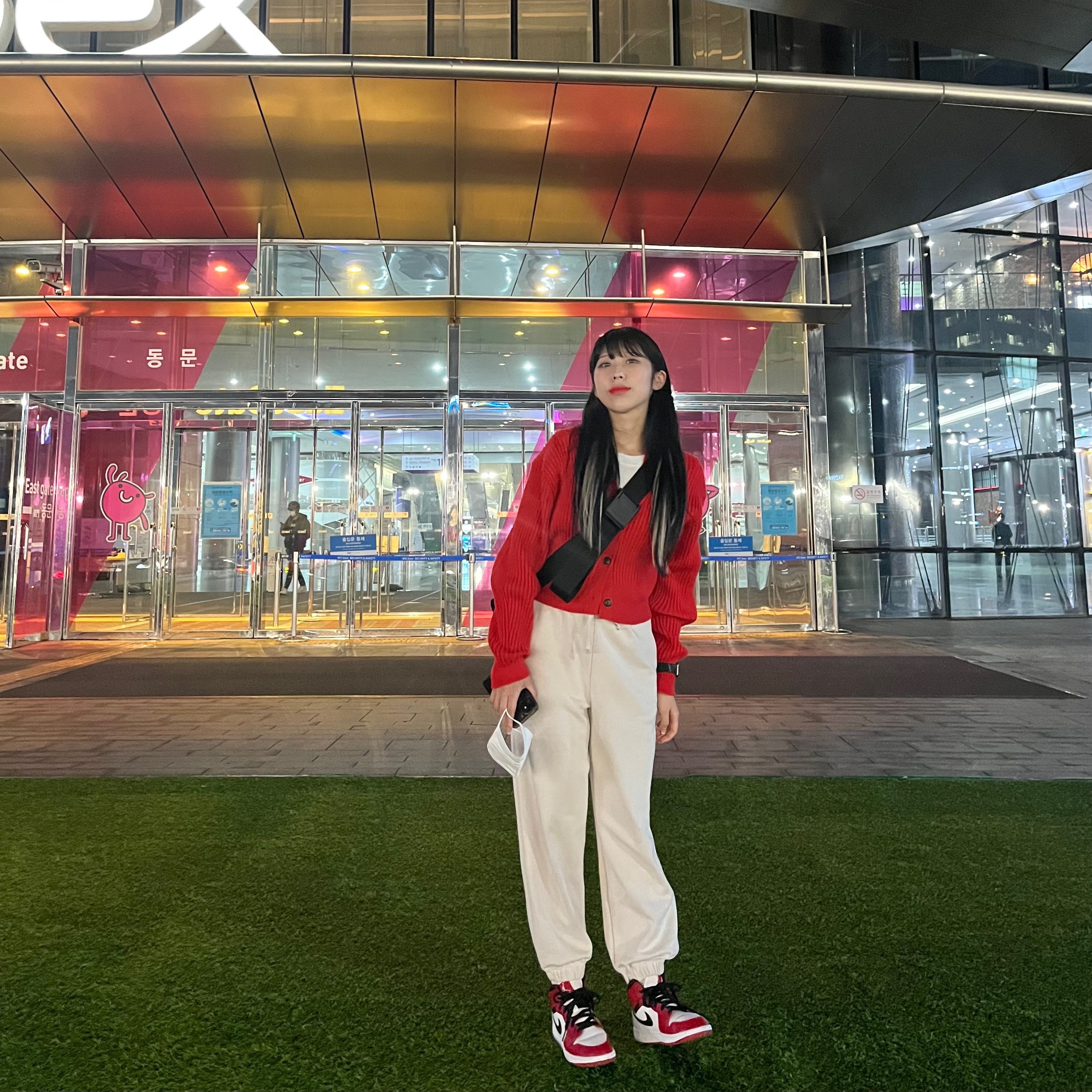 (GS) Jordan 1 Mid White Gym Red Black 착용 스타일 - 1