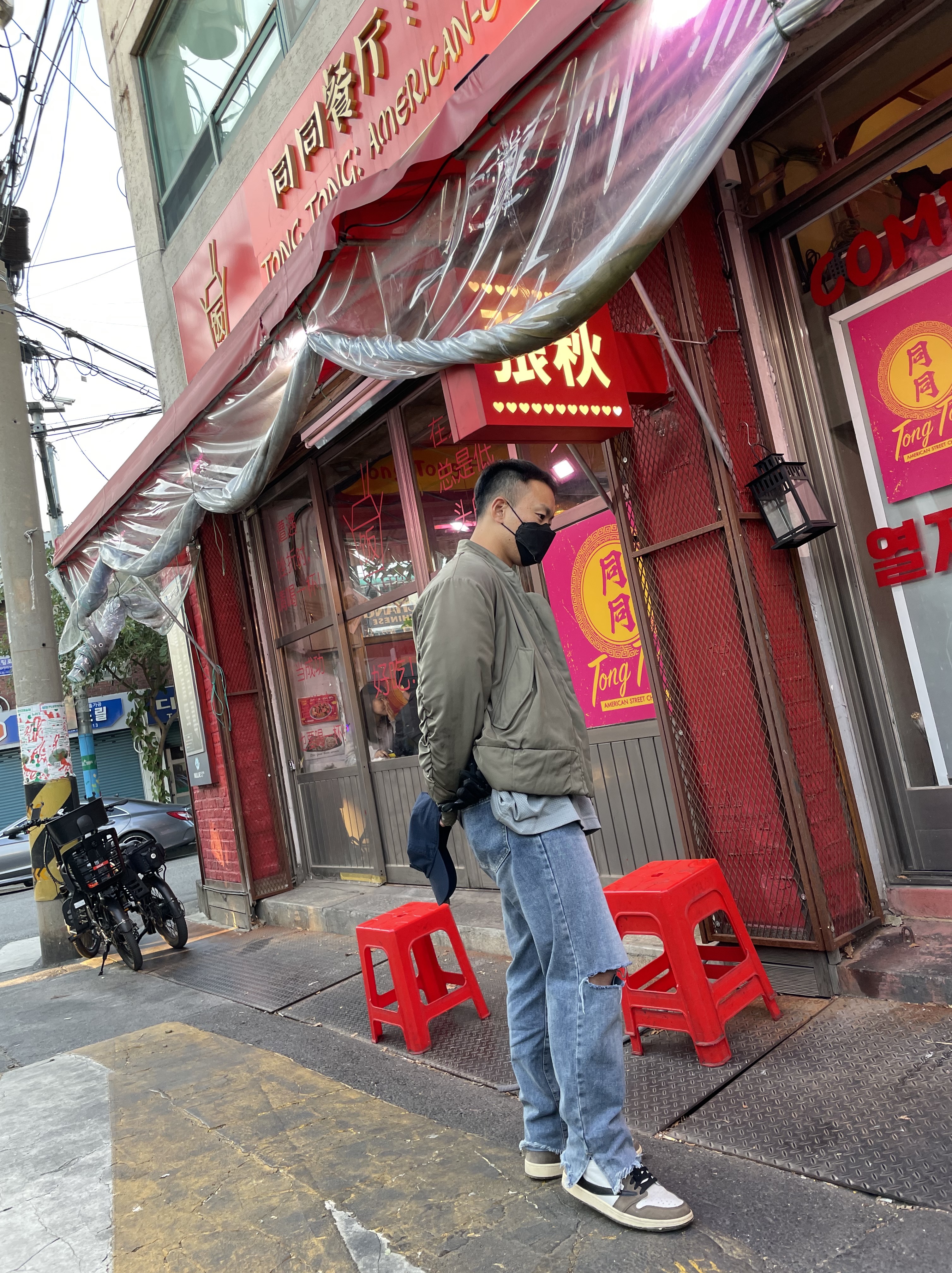 Jordan 1 x Travis Scott Retro High OG SP Mocha, Nike x Cactus Plant Flea Market L/S Jersey Grey - US/EU 착용 스타일 - 1