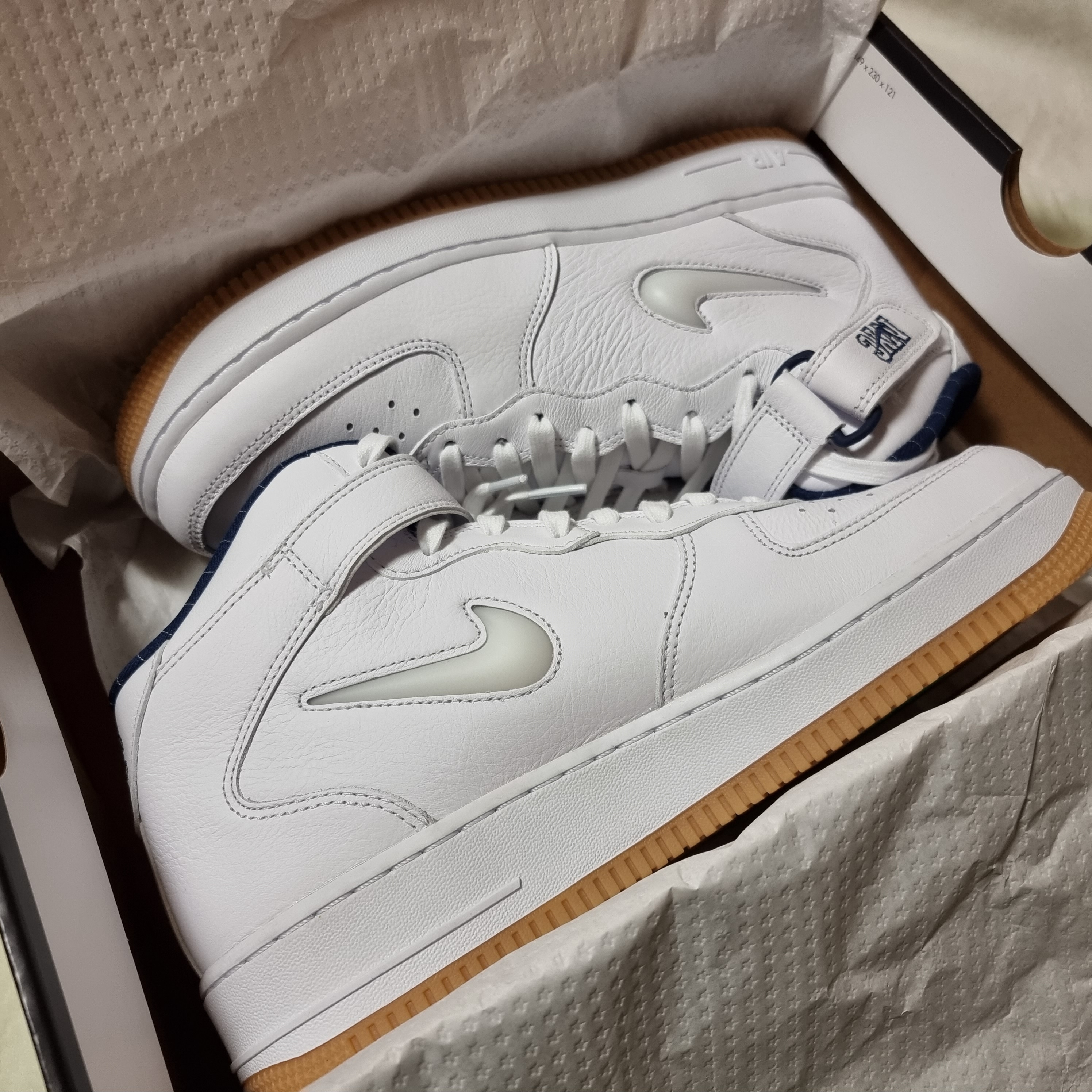 Nike Air Force 1 Mid QS NYC White Midnight Navy 착용 스타일 - 3