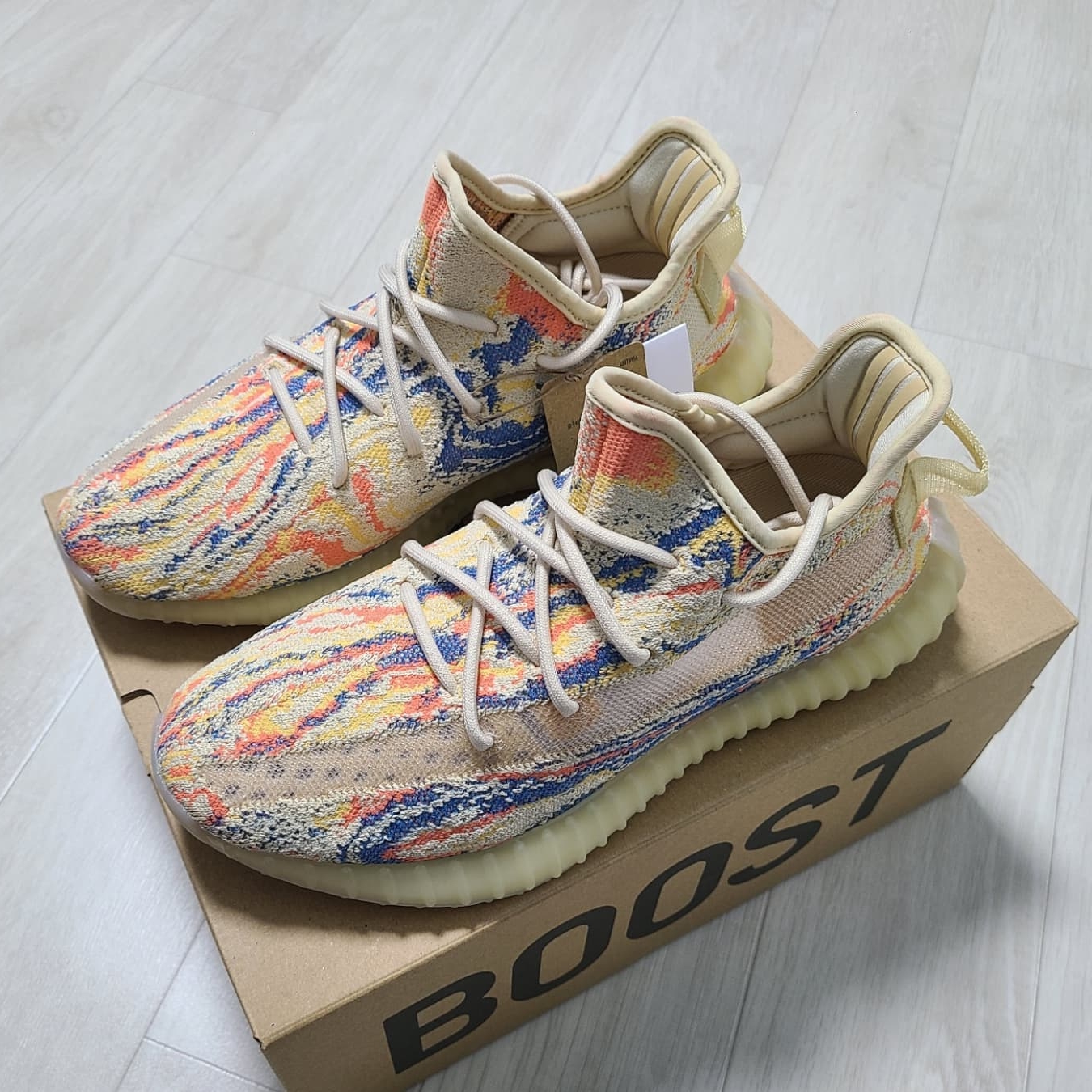 Adidas Yeezy Boost 350 V2 MX Oat 착용 스타일 - 2