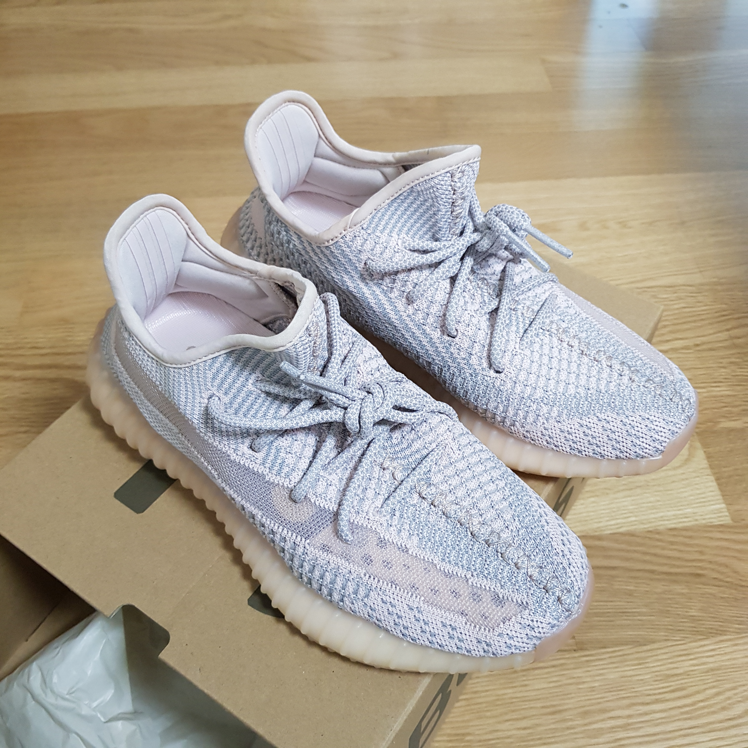 Adidas Yeezy Boost 350 V2 Synth - Non-Reflective 착용 스타일