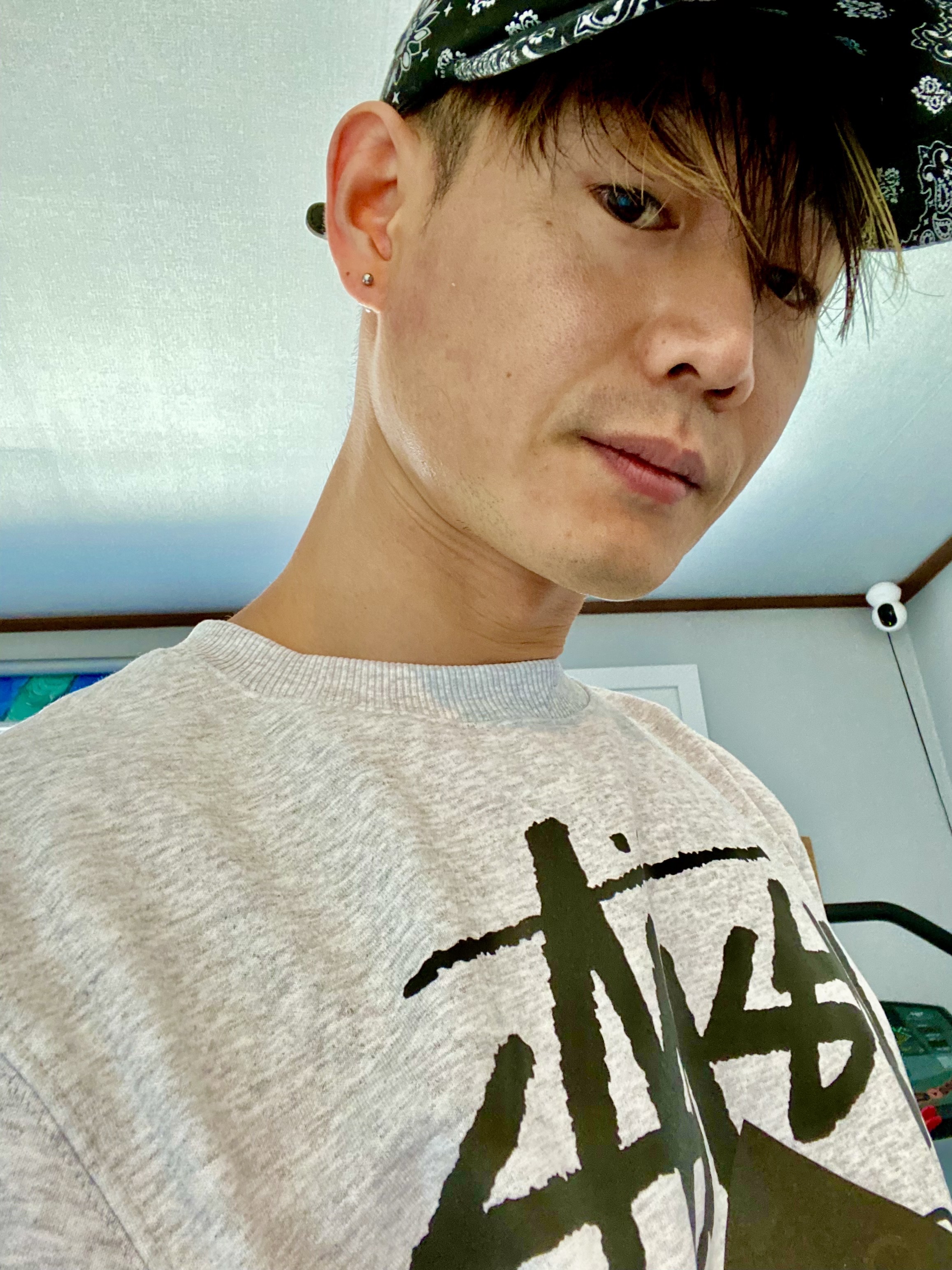 Stussy World Tour Crew Ash Heather 2021, Supreme Bandana Camp Cap Black - 21SS 착용 스타일