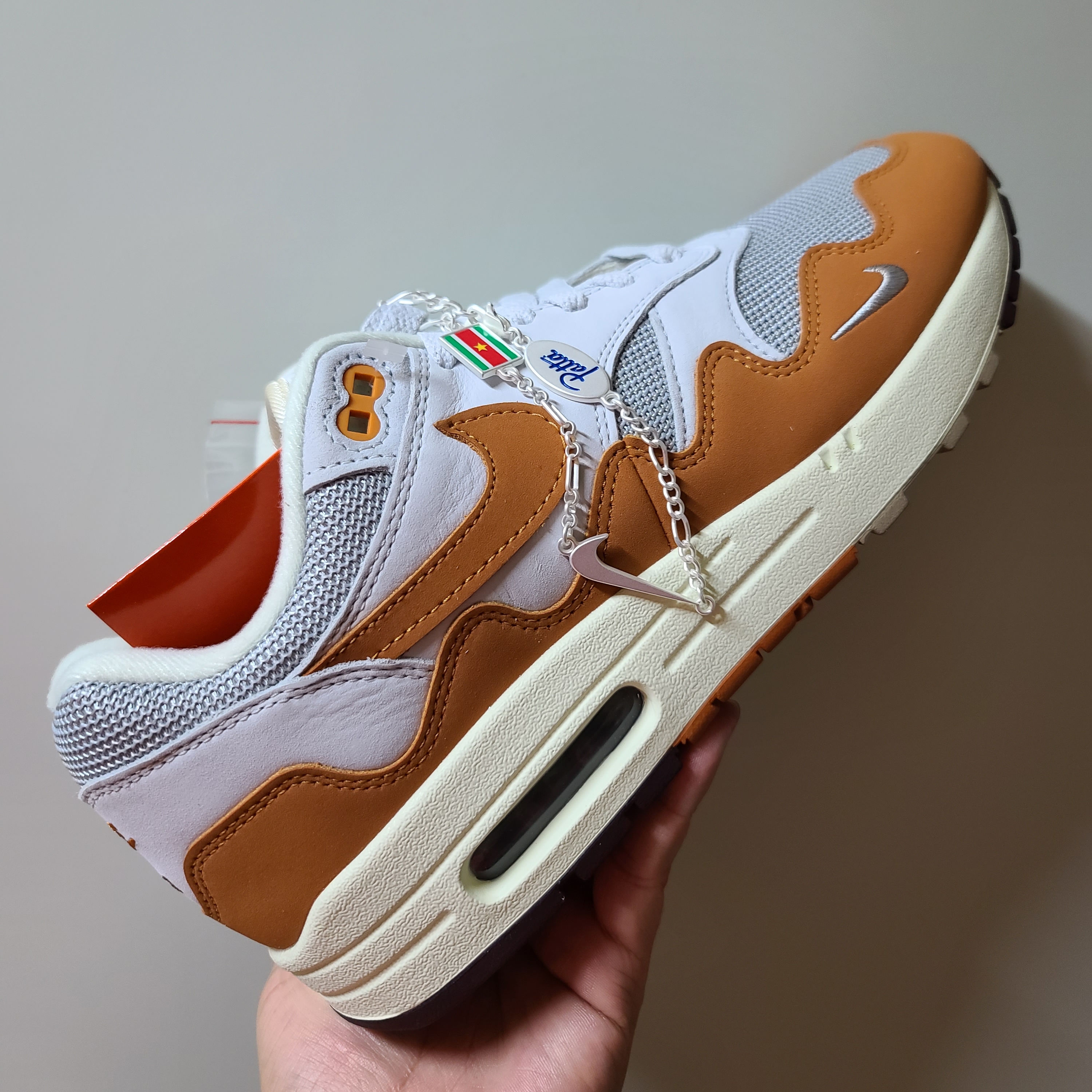 Nike x Patta Air Max 1 Monarch 착용 스타일
