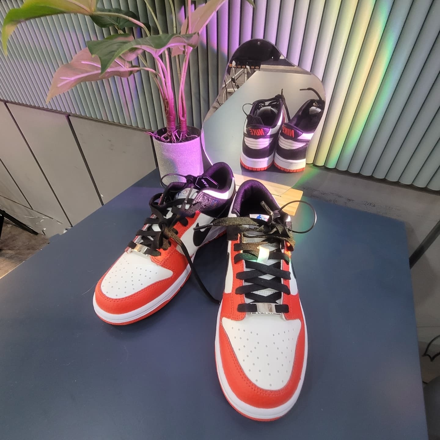 (GS) Nike x NBA Dunk Low Black and Chile Red 착용 스타일 - 2