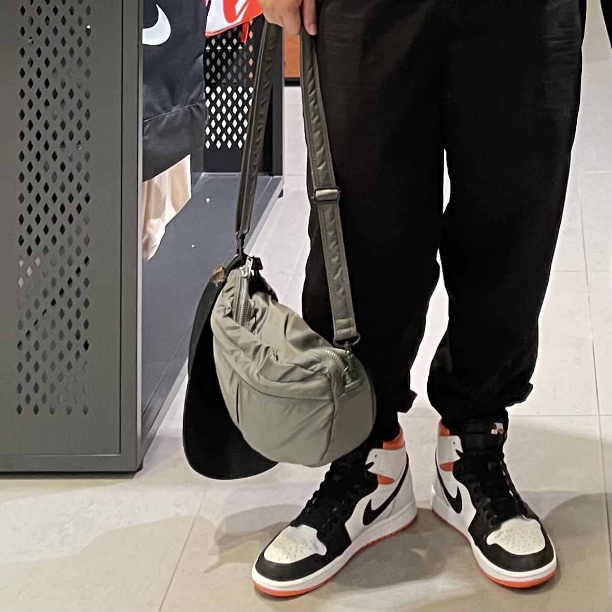 Jordan 1 Retro High OG Electro Orange 착용 스타일