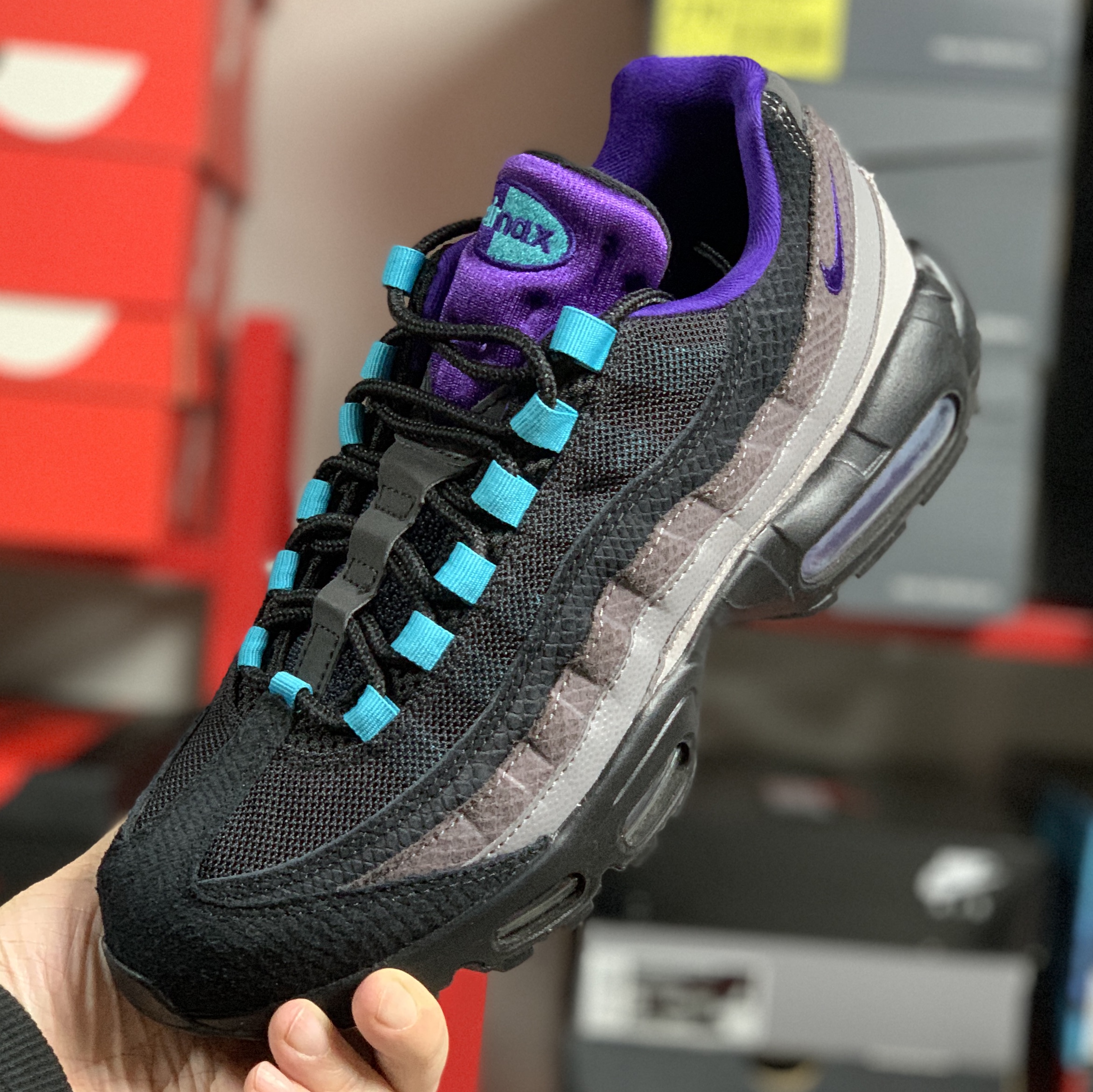 Nike Air Max 95 LV8 Black Court Purple 착용 스타일 - 1