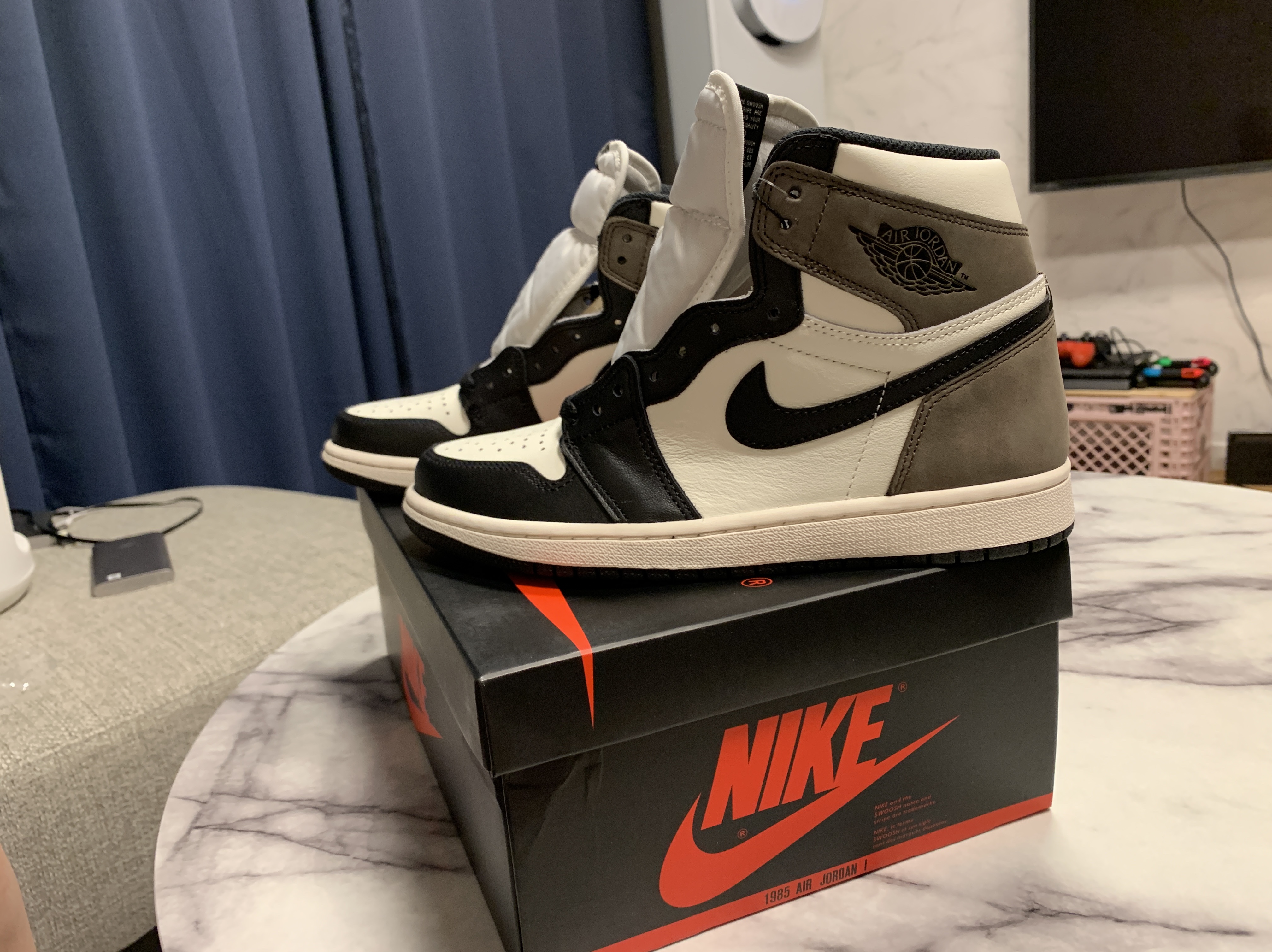 Jordan 1 Retro High OG Black Mocha 착용 스타일 - 2